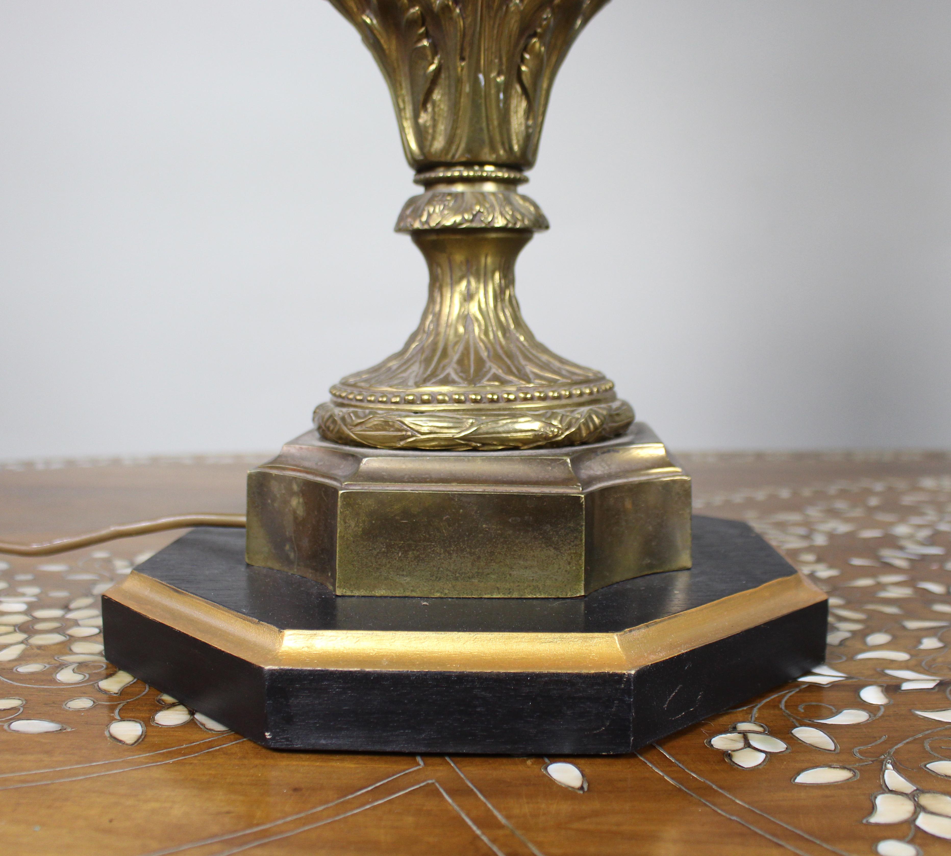 Pair of Early 20th Century French Neoclassical Ewer Lamps with Putti Relief im Angebot 4