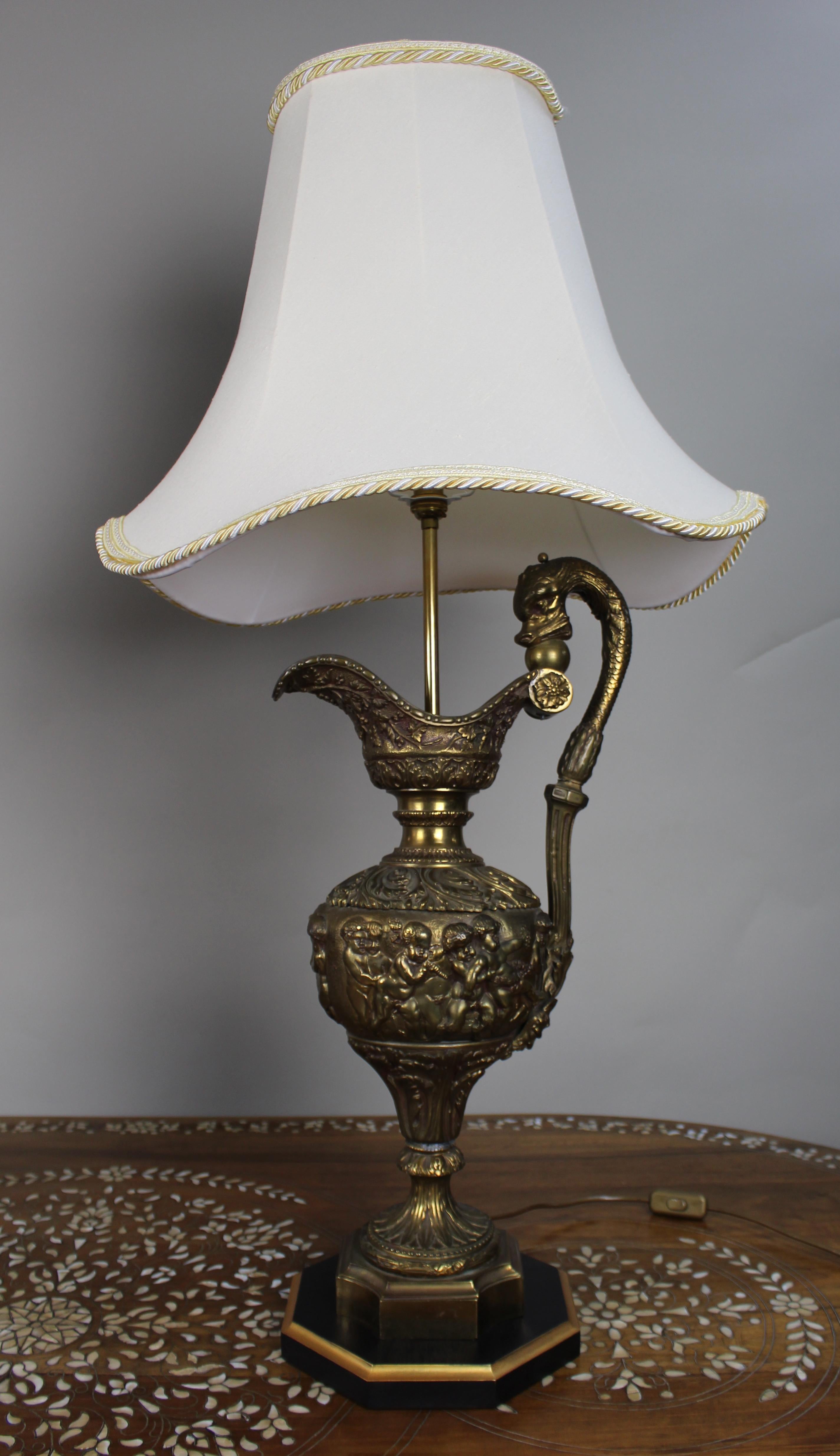 Pair of Early 20th Century French Neoclassical Ewer Lamps with Putti Relief im Angebot 5