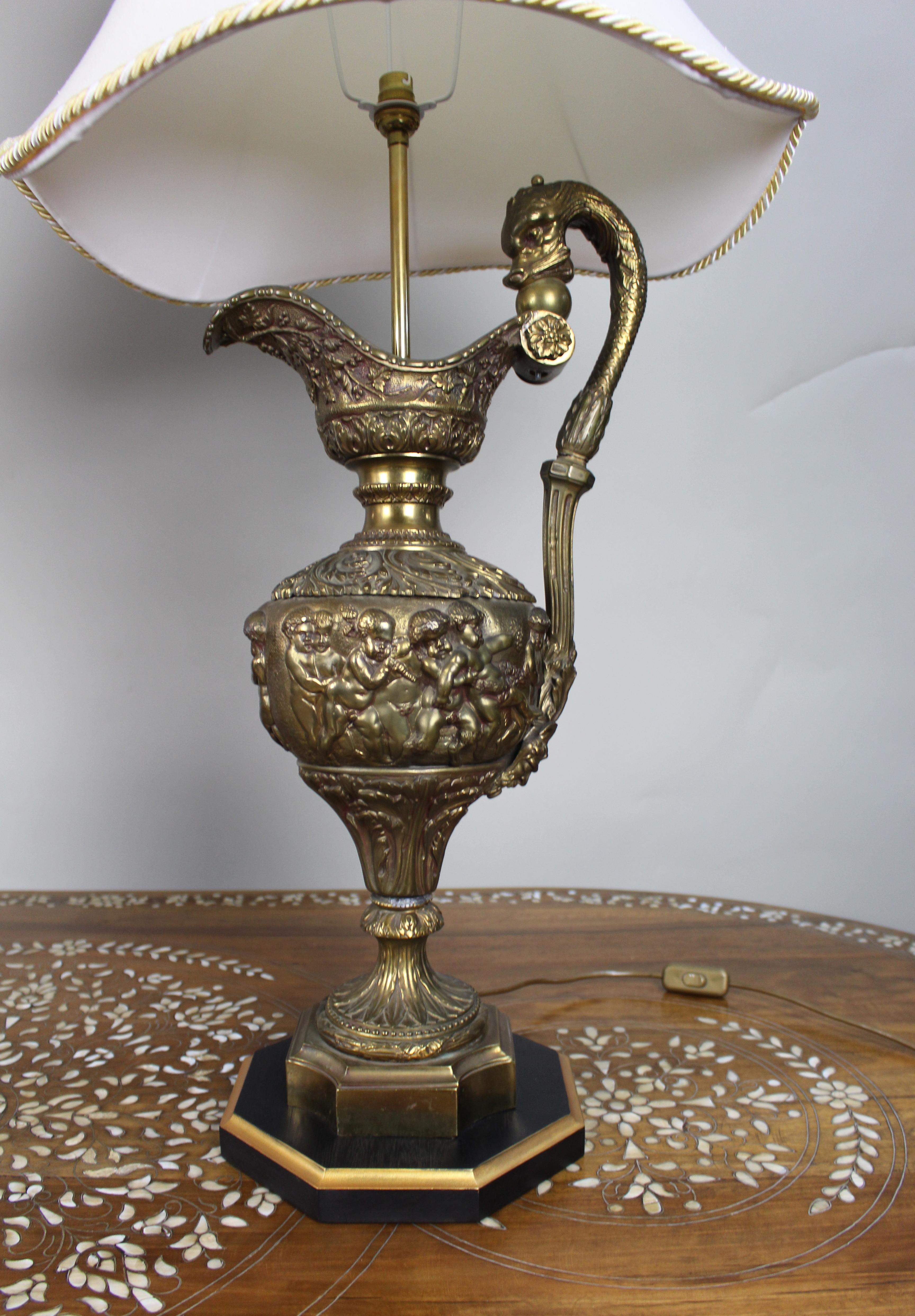 Pair of Early 20th Century French Neoclassical Ewer Lamps with Putti Relief im Angebot 6