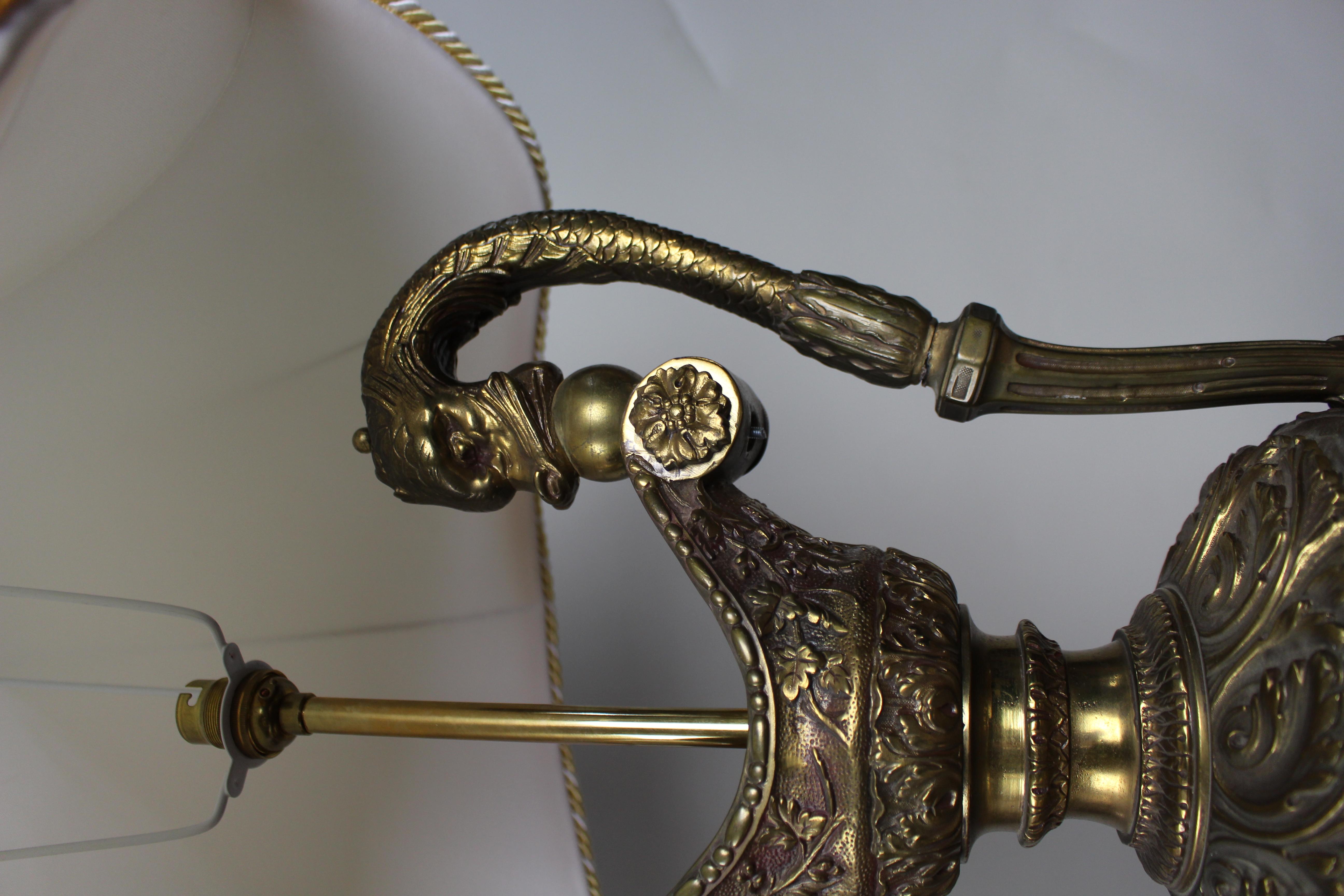 Pair of Early 20th Century French Neoclassical Ewer Lamps with Putti Relief im Angebot 7