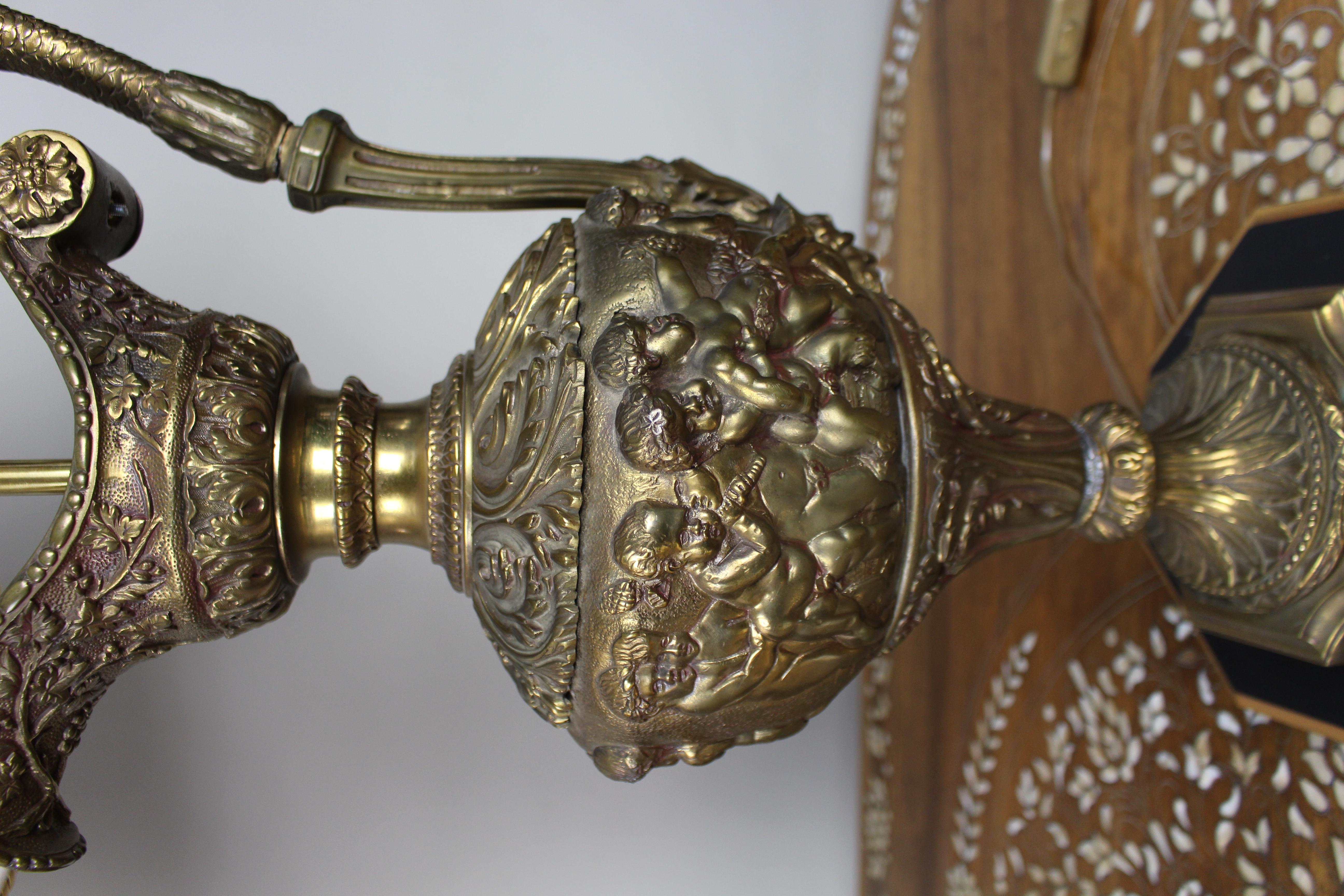 Pair of Early 20th Century French Neoclassical Ewer Lamps with Putti Relief im Angebot 8