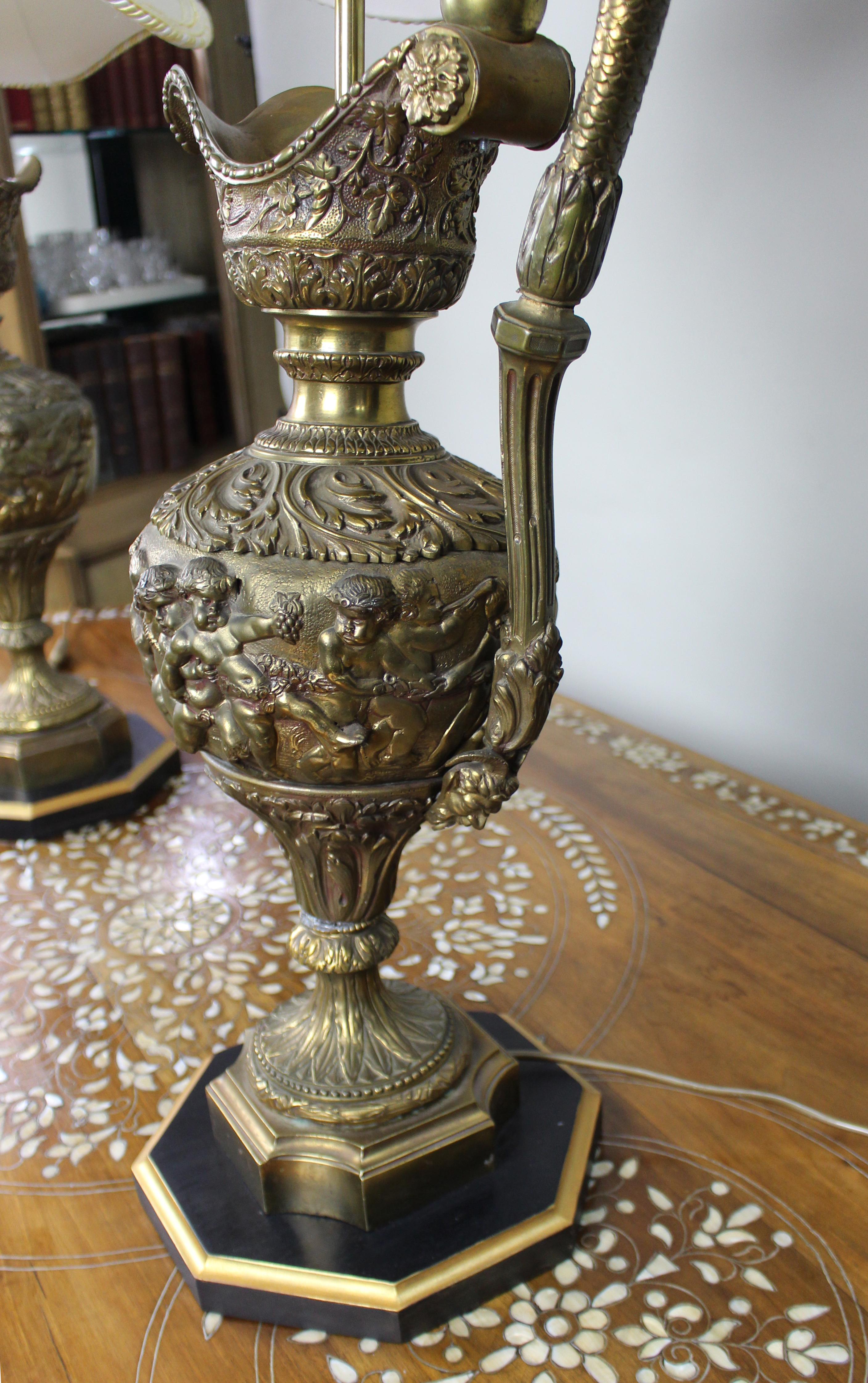 Pair of Early 20th Century French Neoclassical Ewer Lamps with Putti Relief im Angebot 10