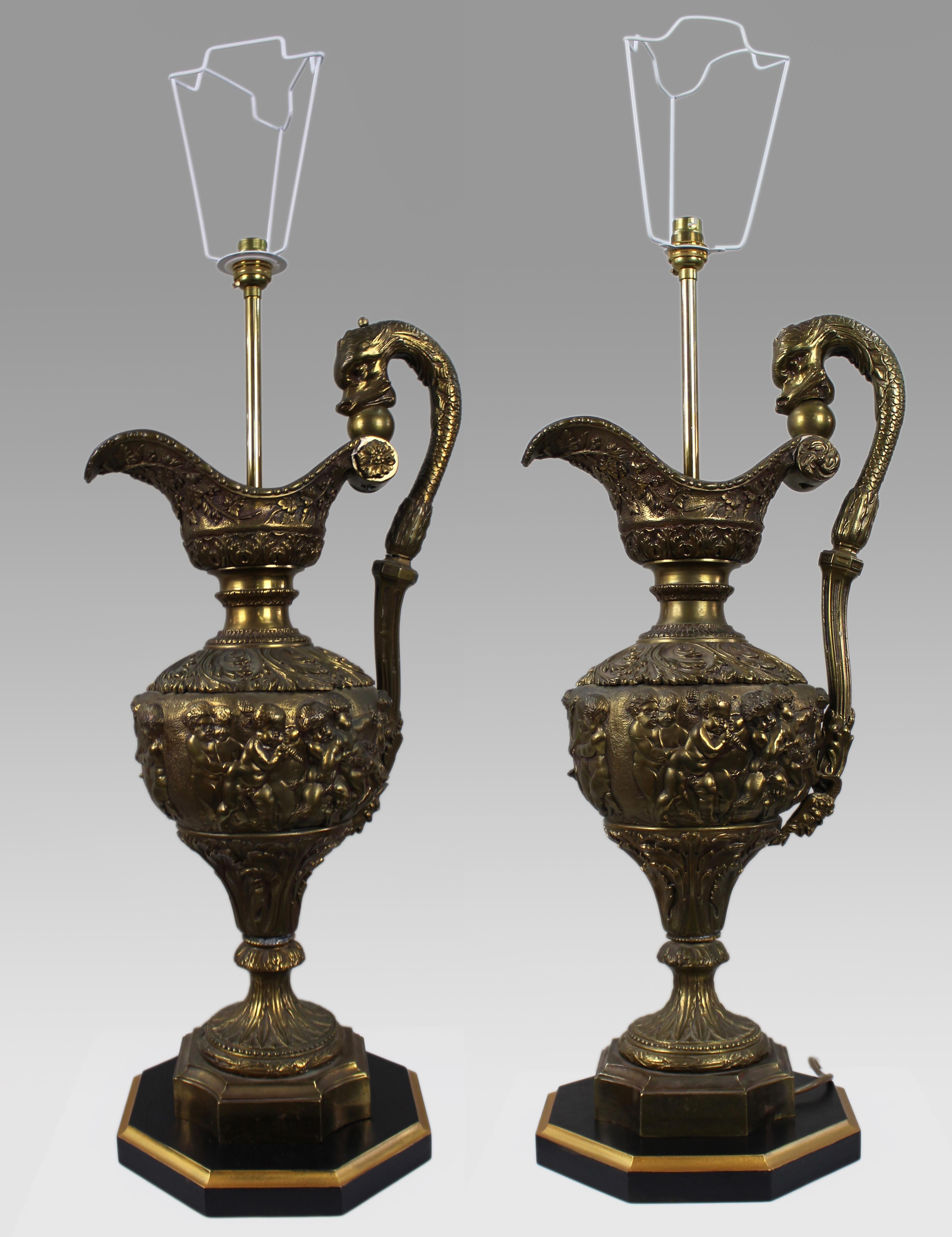 Pair of Early 20th Century French Neoclassical Ewer Lamps with Putti Relief im Angebot 11