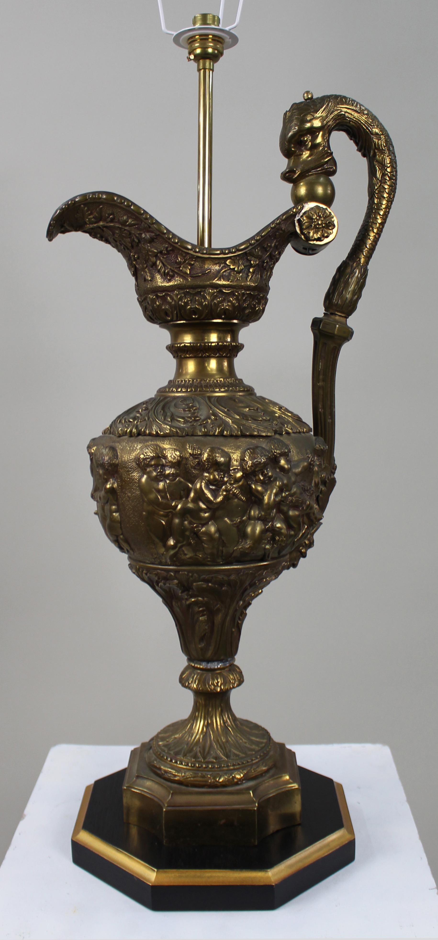 Pair of Early 20th Century French Neoclassical Ewer Lamps with Putti Relief im Angebot 12