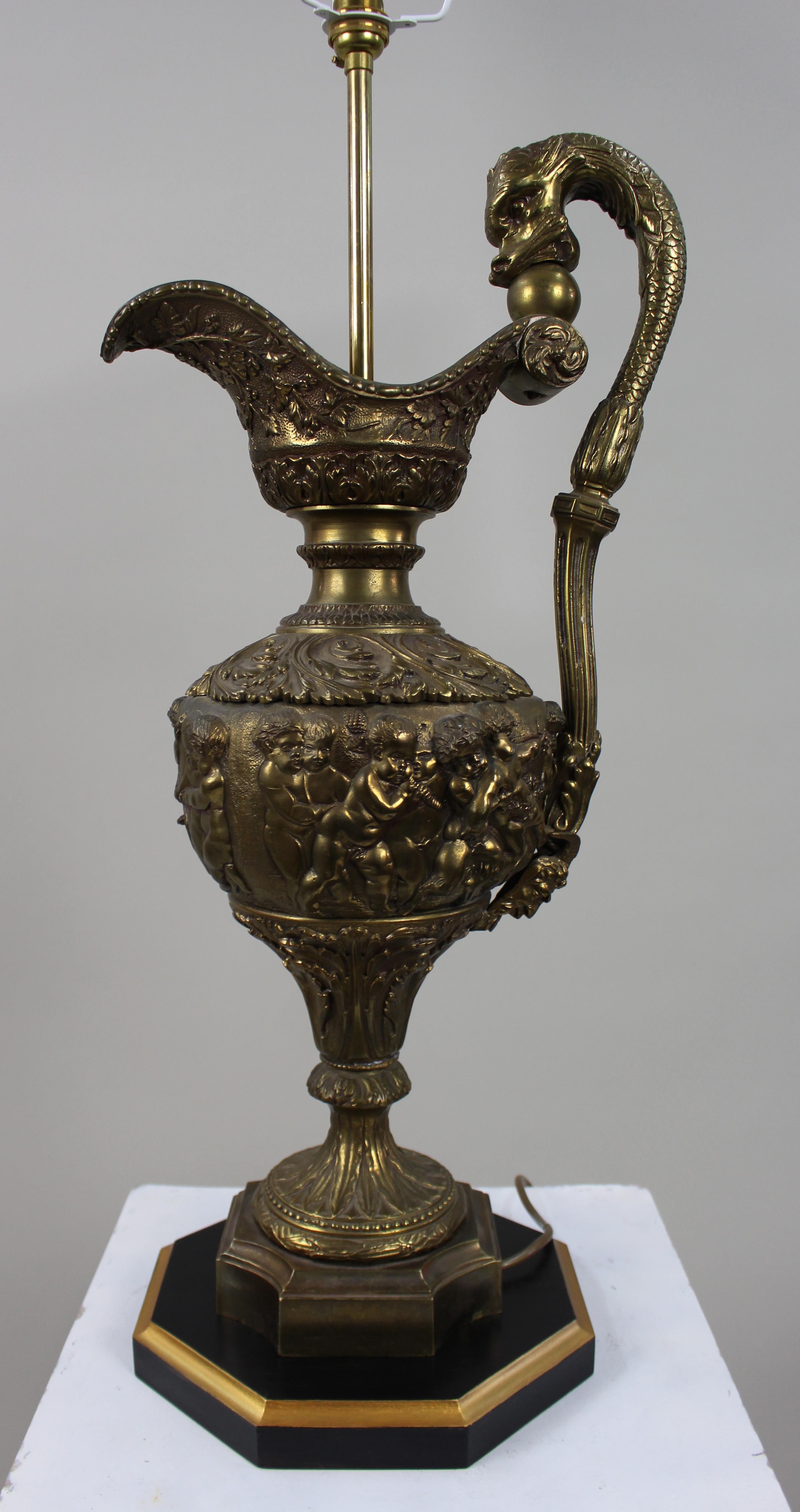 Pair of Early 20th Century French Neoclassical Ewer Lamps with Putti Relief im Angebot 14
