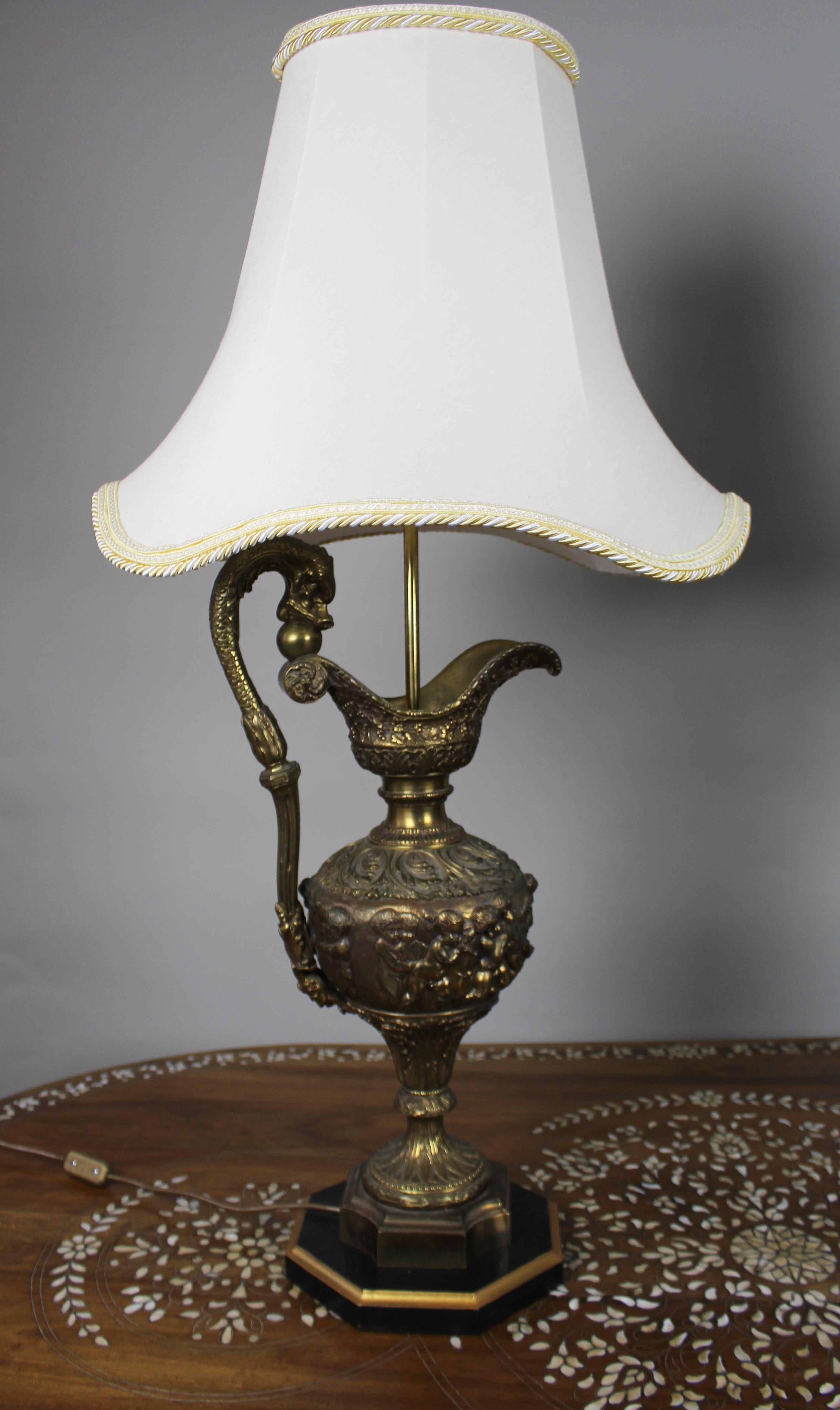 Pair of Early 20th Century French Neoclassical Ewer Lamps with Putti Relief (Französisch) im Angebot