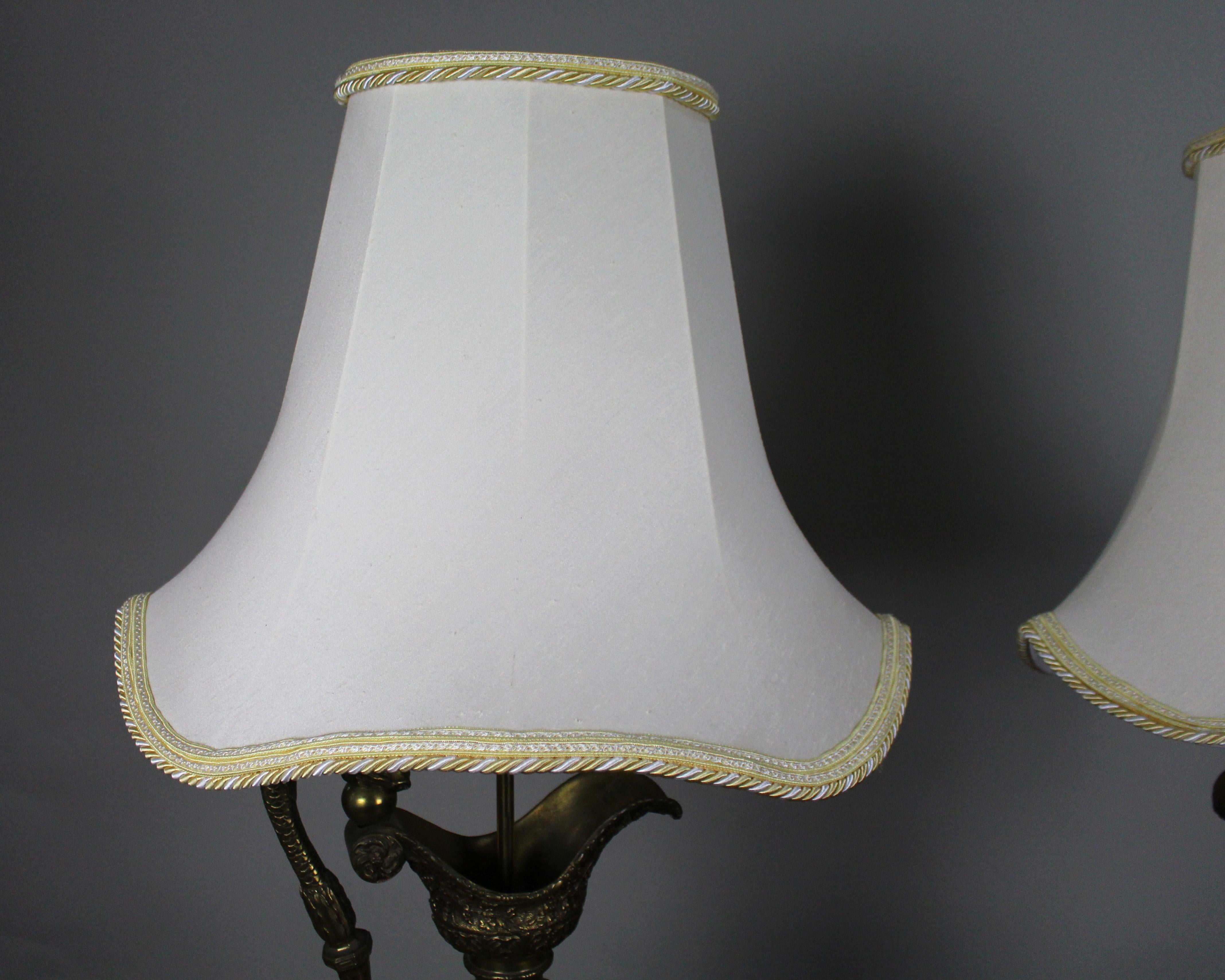 Pair of Early 20th Century French Neoclassical Ewer Lamps with Putti Relief im Zustand „Gut“ im Angebot in Worcester, GB