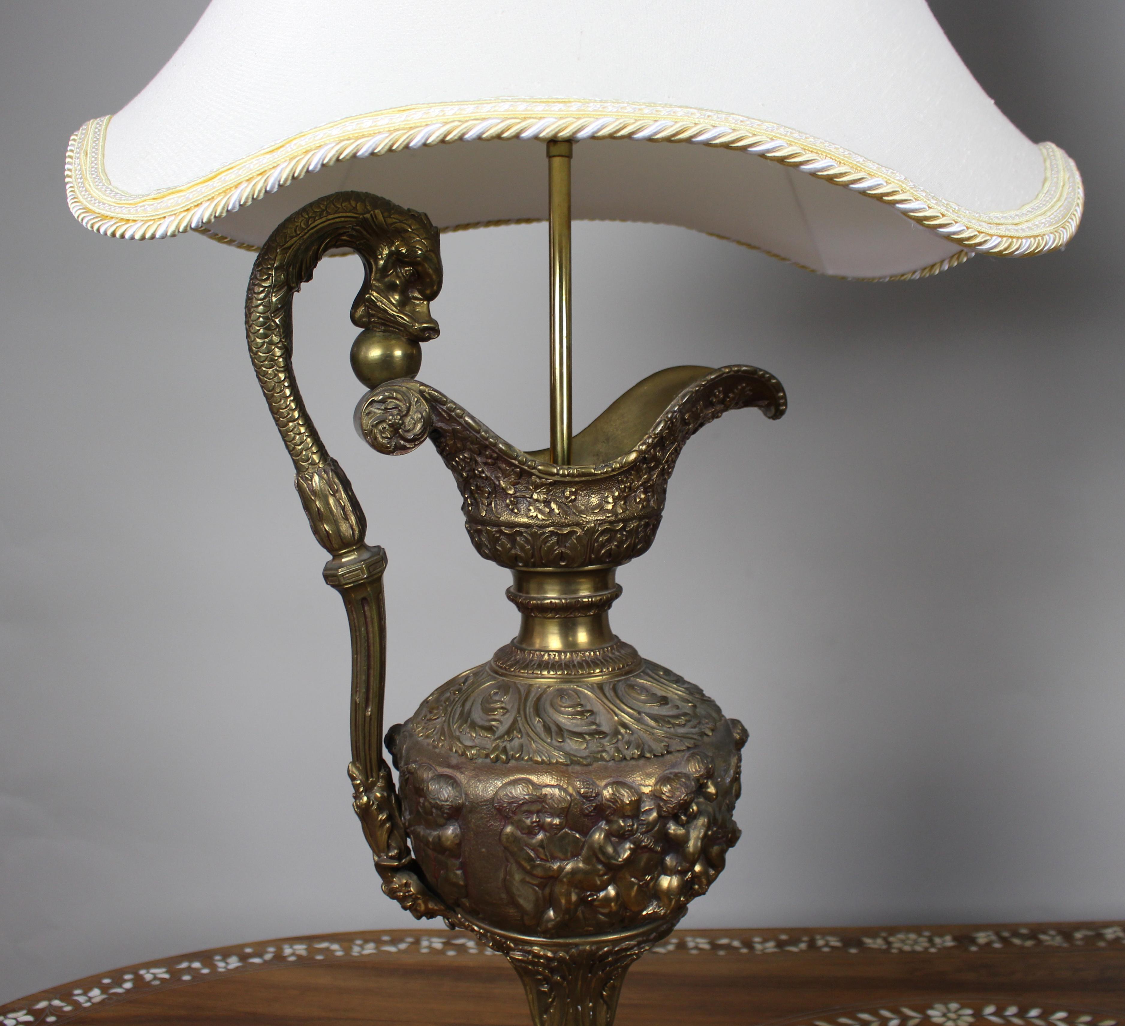 Pair of Early 20th Century French Neoclassical Ewer Lamps with Putti Relief (20. Jahrhundert) im Angebot