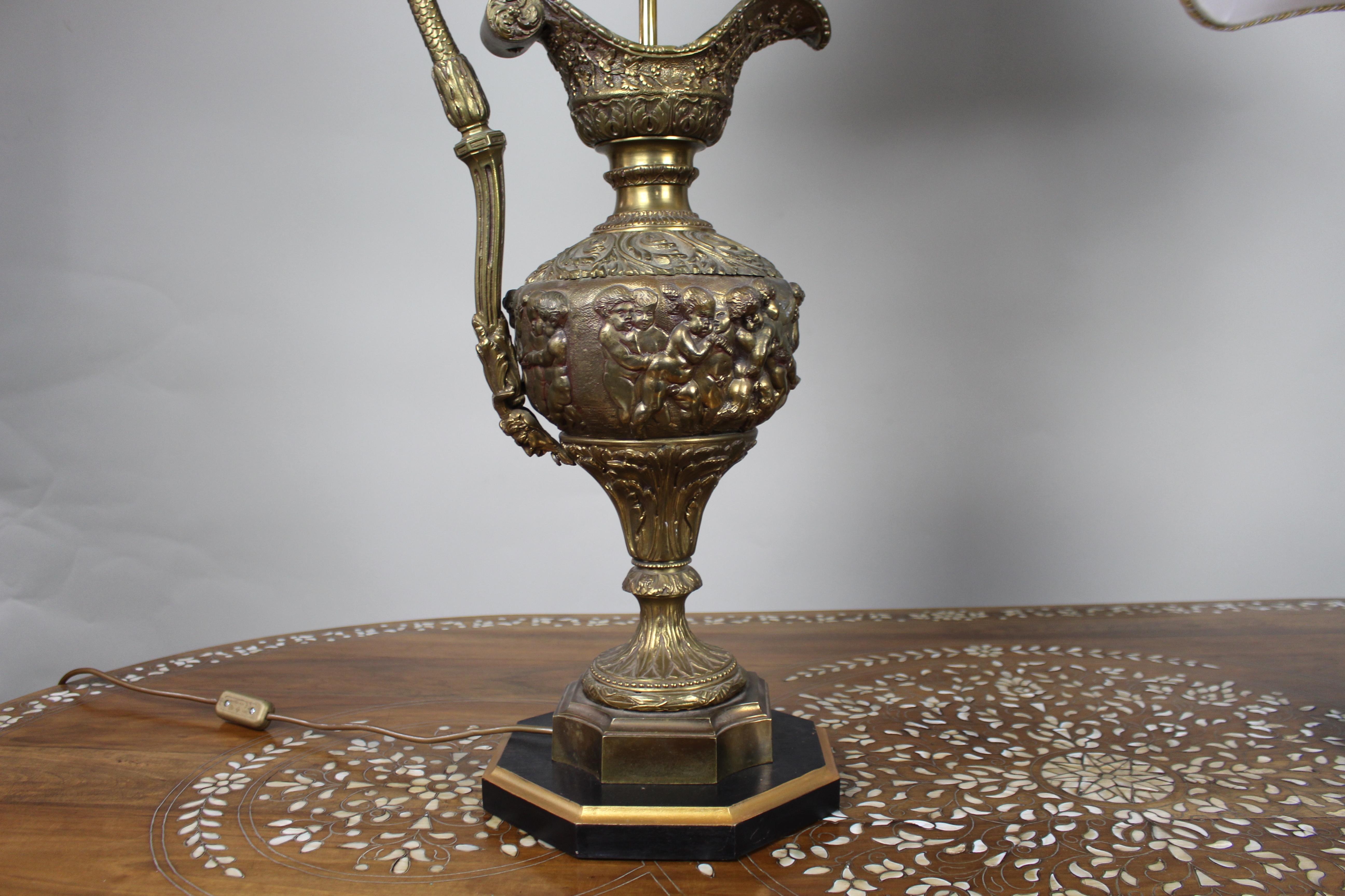 Pair of Early 20th Century French Neoclassical Ewer Lamps with Putti Relief (Bronze) im Angebot