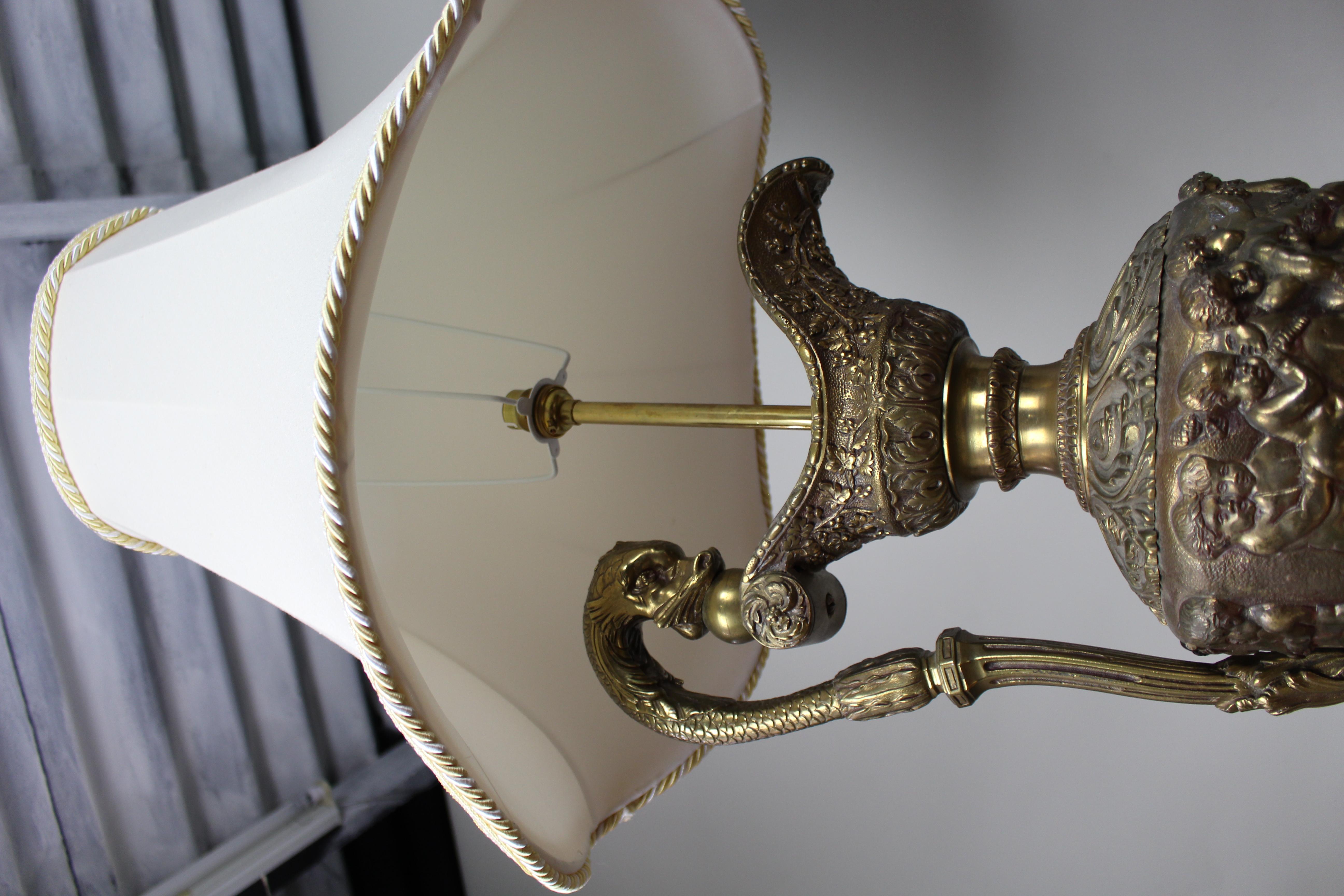 Pair of Early 20th Century French Neoclassical Ewer Lamps with Putti Relief im Angebot 2