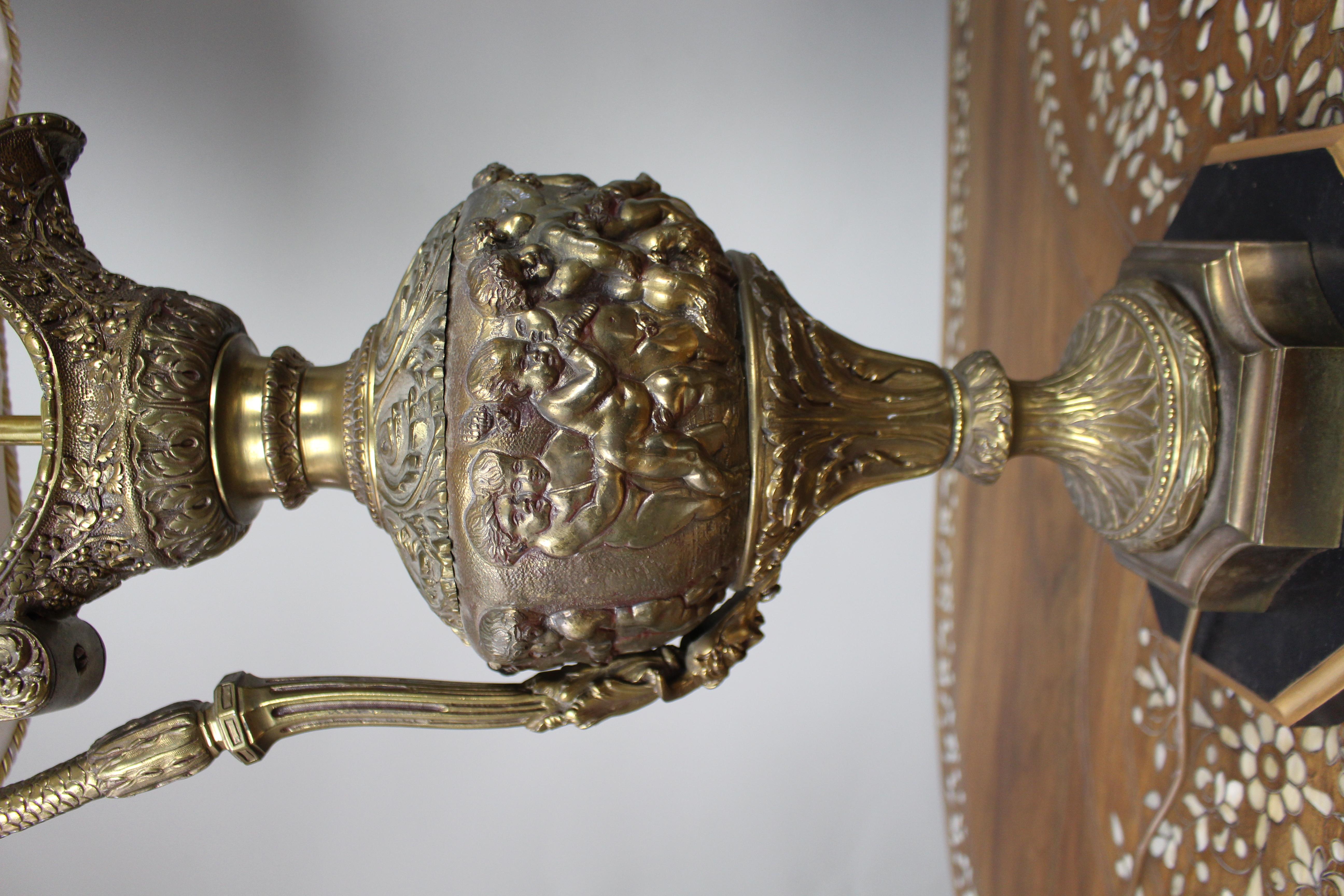 Pair of Early 20th Century French Neoclassical Ewer Lamps with Putti Relief im Angebot 3
