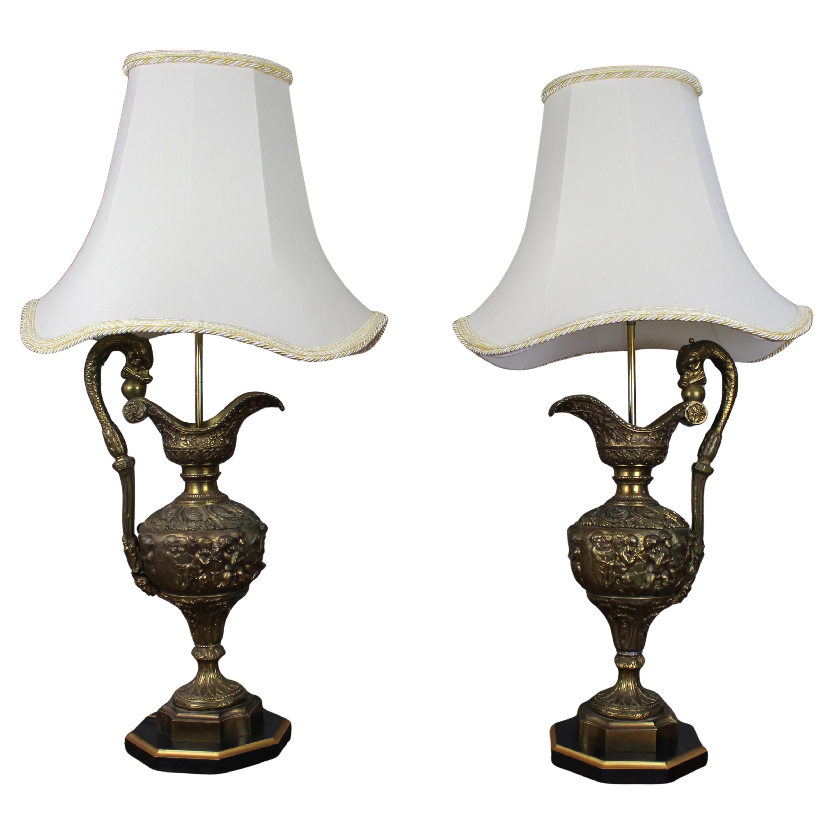 Pair of Early 20th Century French Neoclassical Ewer Lamps with Putti Relief im Angebot