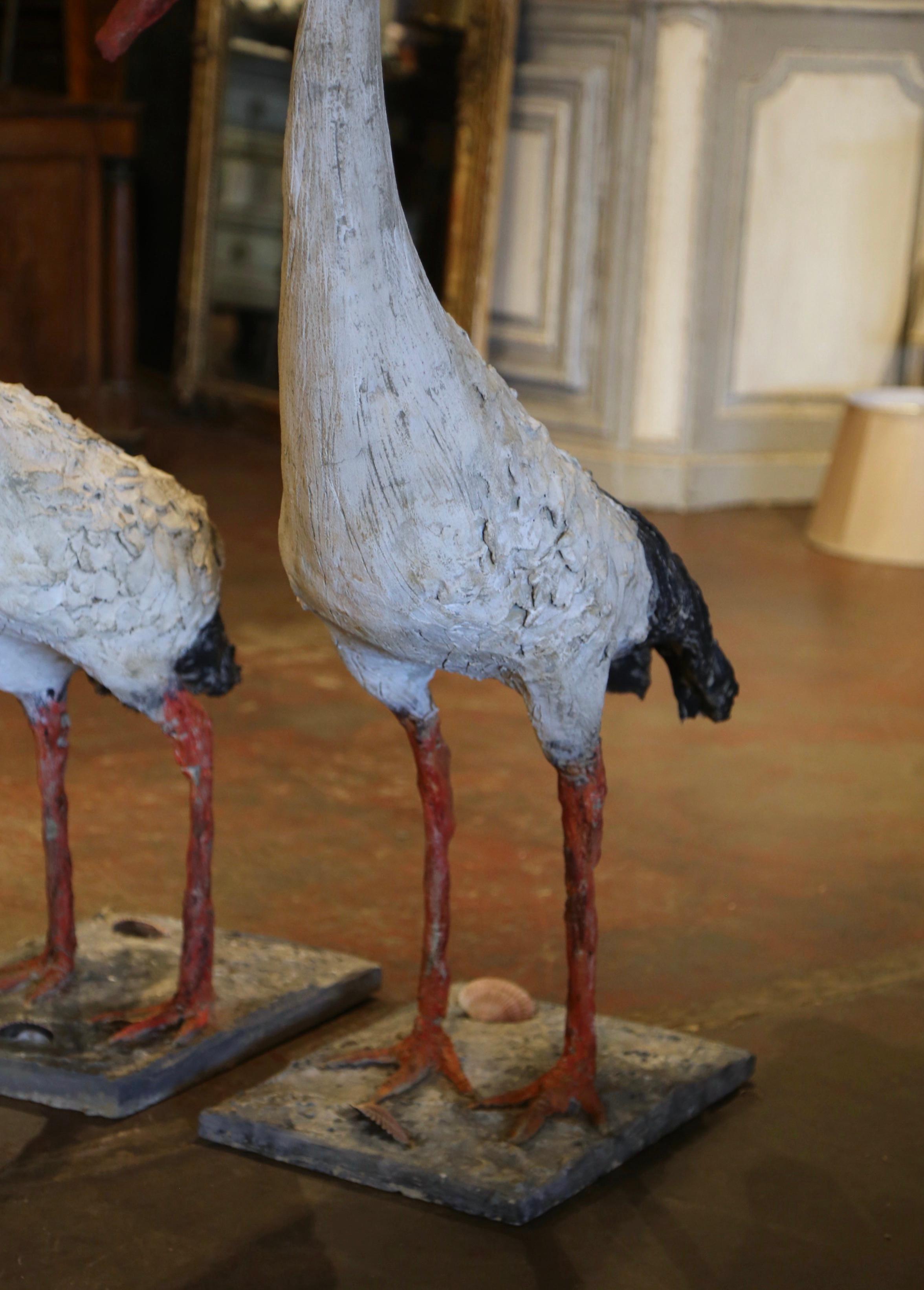 Décorez votre jardin ou votre arrière-cour avec cette paire de statues de grues lourdes ! Fabriqués à la main en Normandie, en France, vers 1920, et construits en béton, les grands oiseaux reposent sur une base rectangulaire en pierre avec de