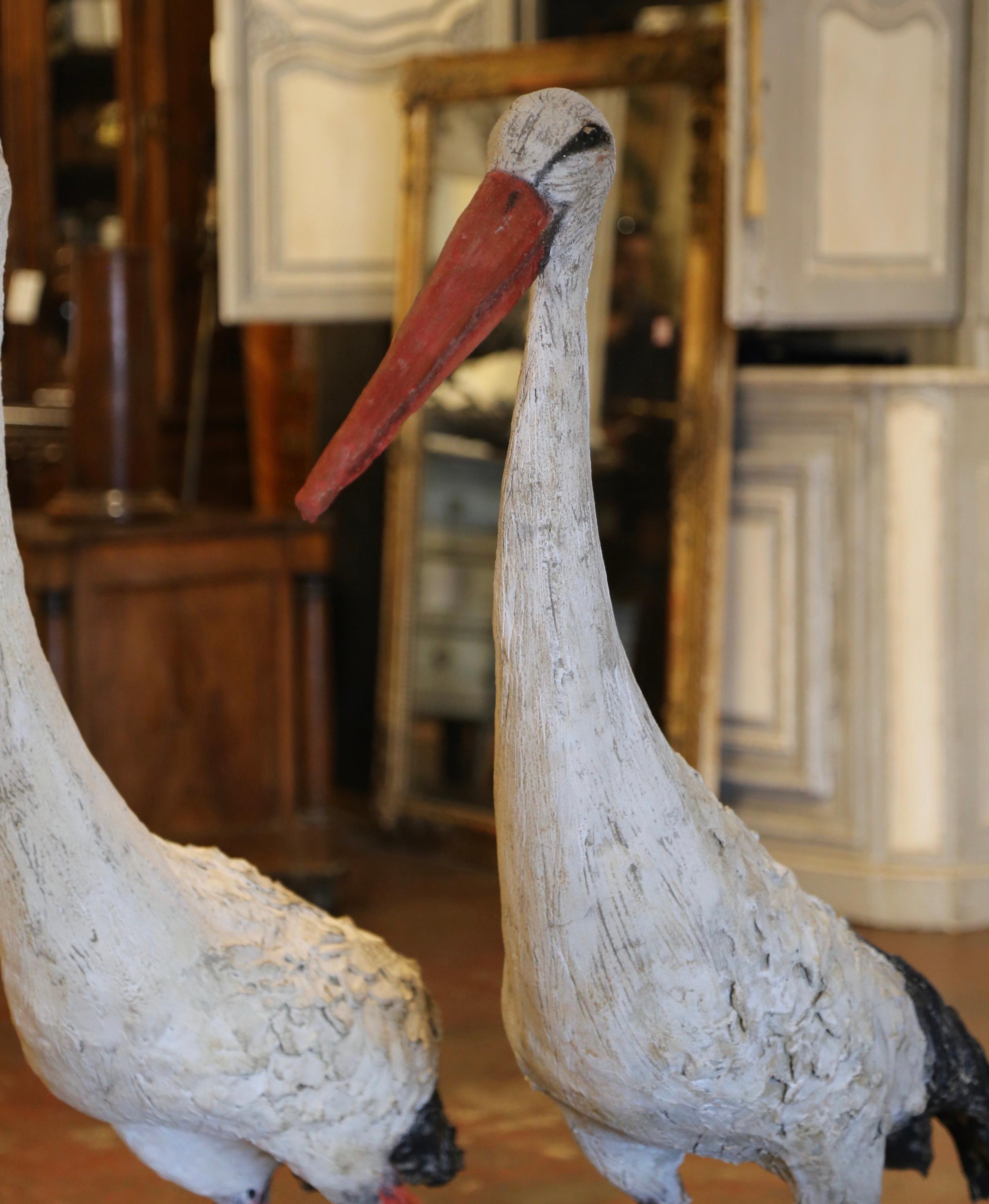 Country Paire de sculptures d'oiseaux Crane peintes en France au début du 20e siècle en vente