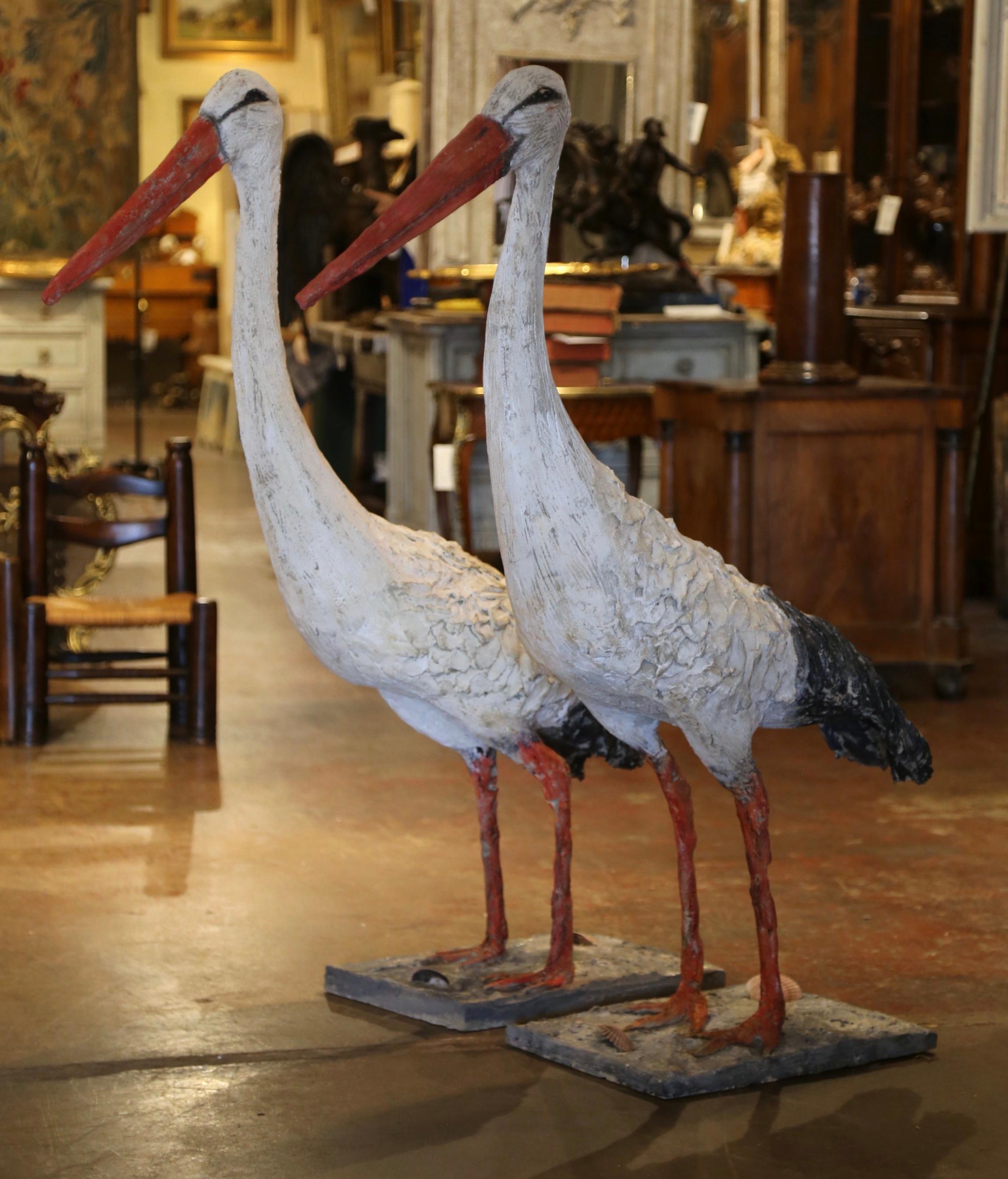 Français Paire de sculptures d'oiseaux Crane peintes en France au début du 20e siècle en vente