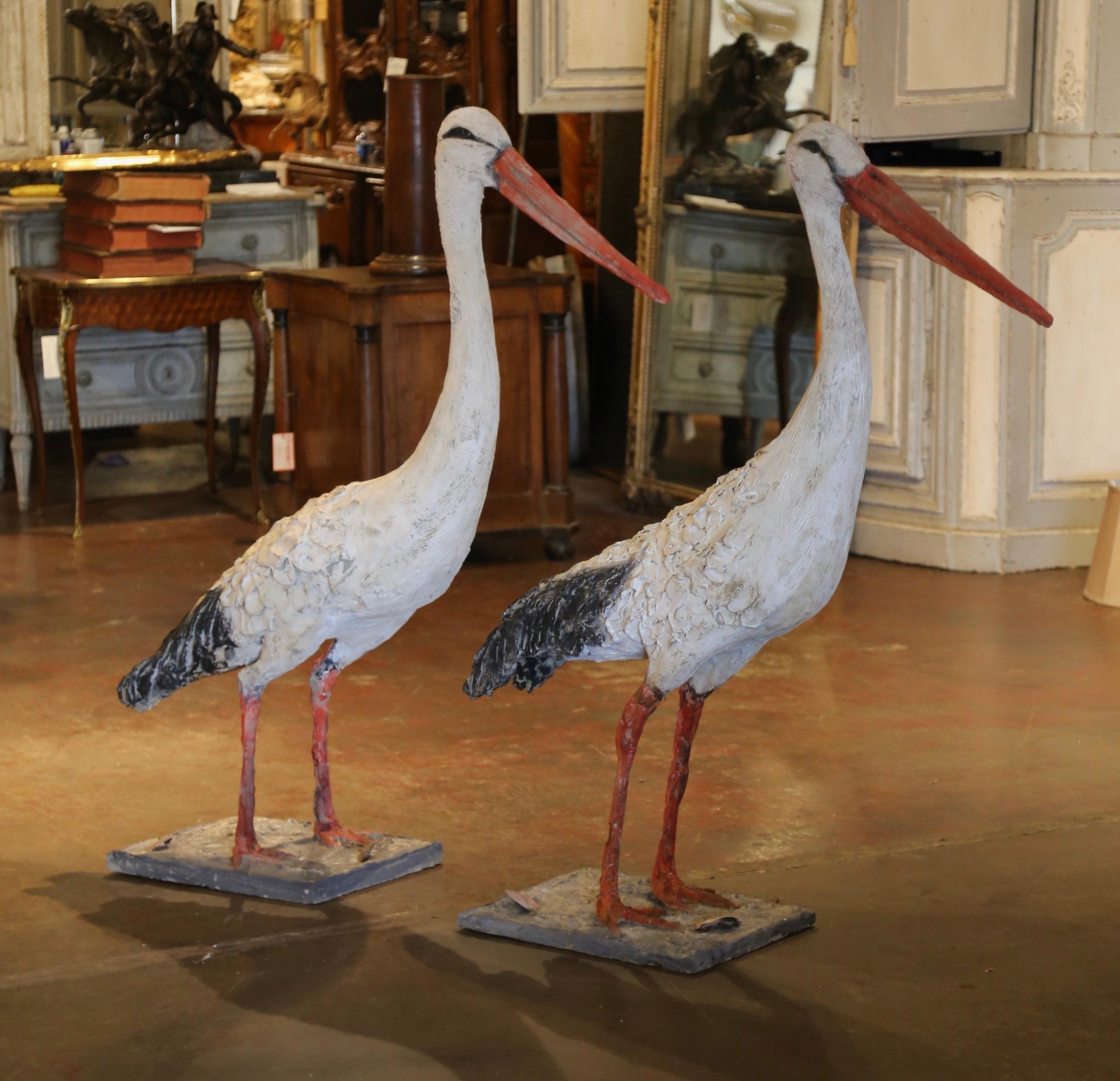 Paire de sculptures d'oiseaux Crane peintes en France au début du 20e siècle Excellent état - En vente à Dallas, TX