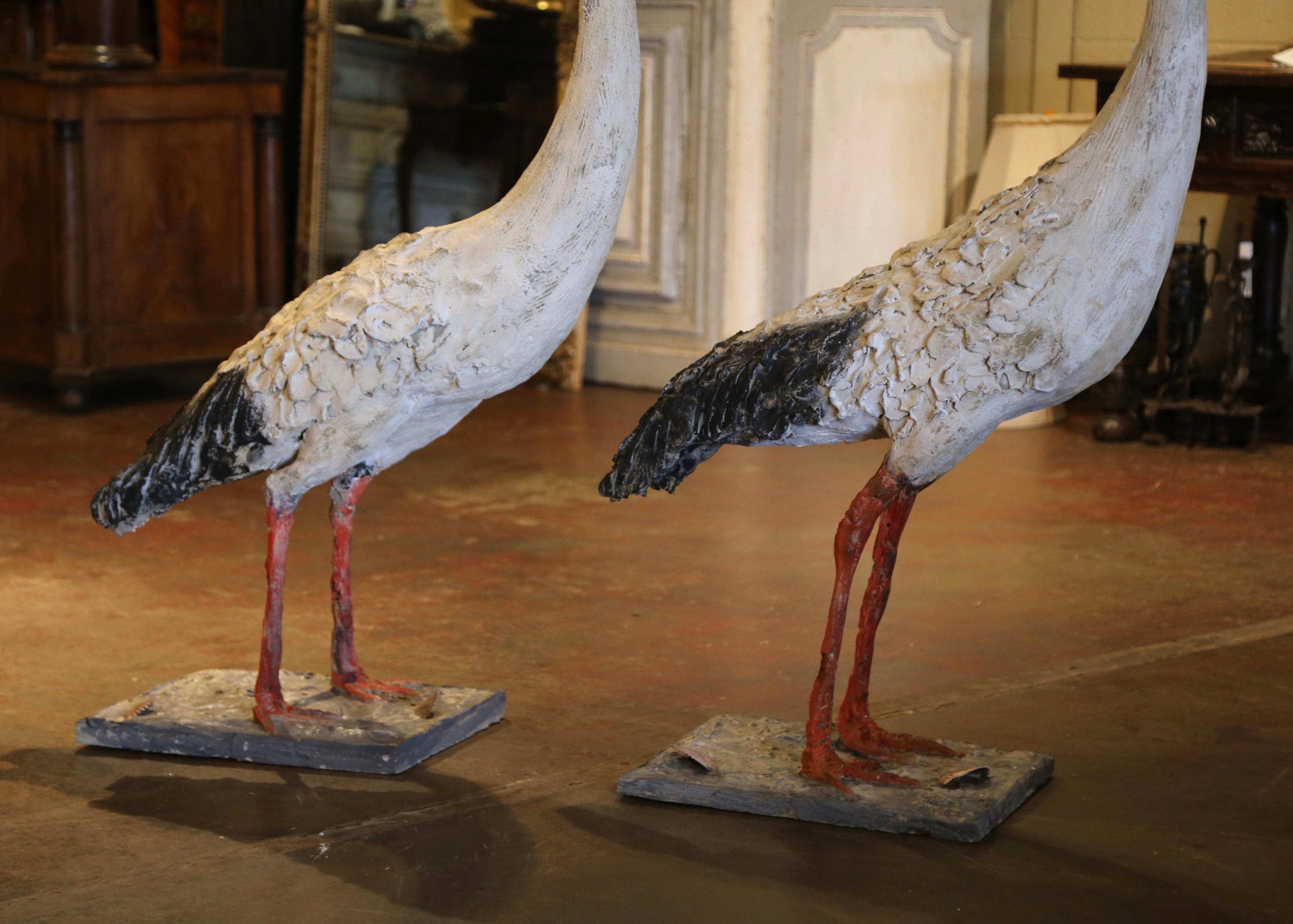 20ième siècle Paire de sculptures d'oiseaux Crane peintes en France au début du 20e siècle en vente