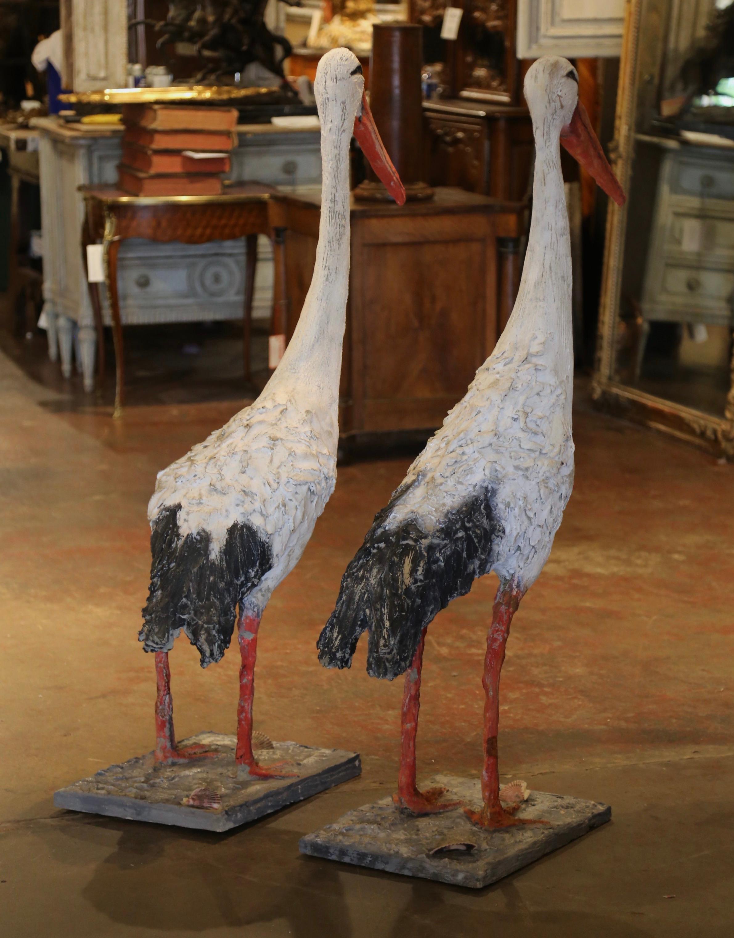 Béton Paire de sculptures d'oiseaux Crane peintes en France au début du 20e siècle en vente