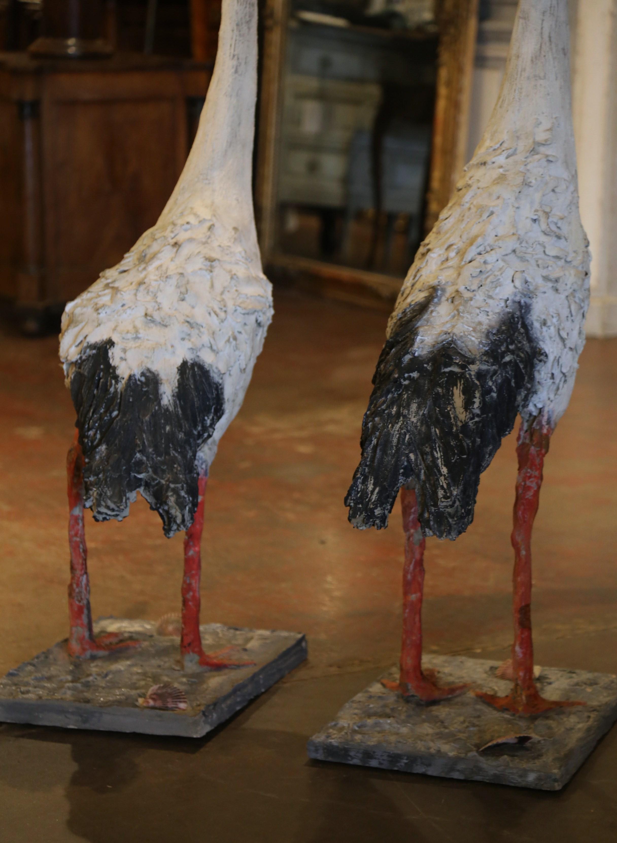 Paire de sculptures d'oiseaux Crane peintes en France au début du 20e siècle en vente 1