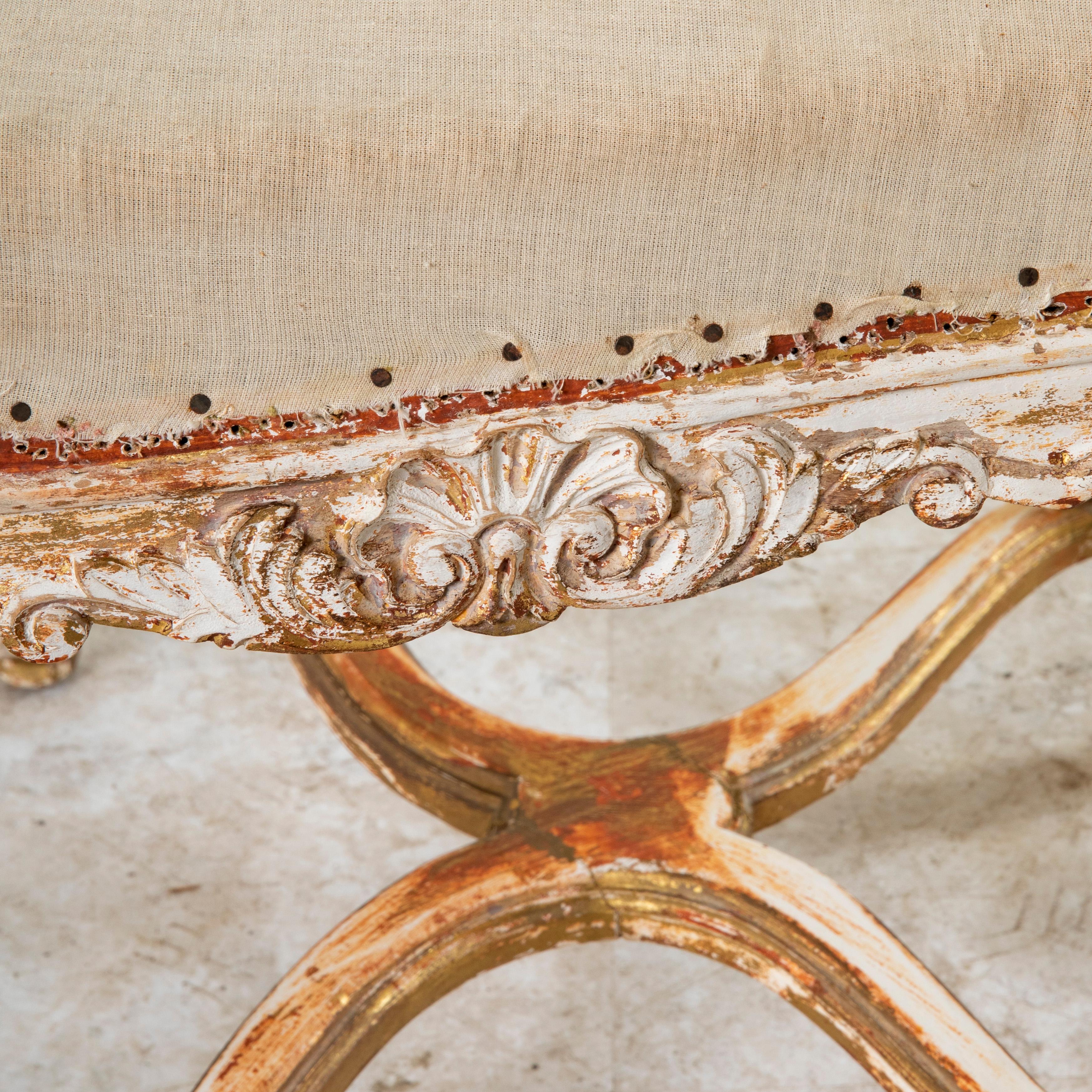 Paire de chaises d'appoint de style Régence française du début du 20e siècle, peintes et sculptées à la main en vente 5