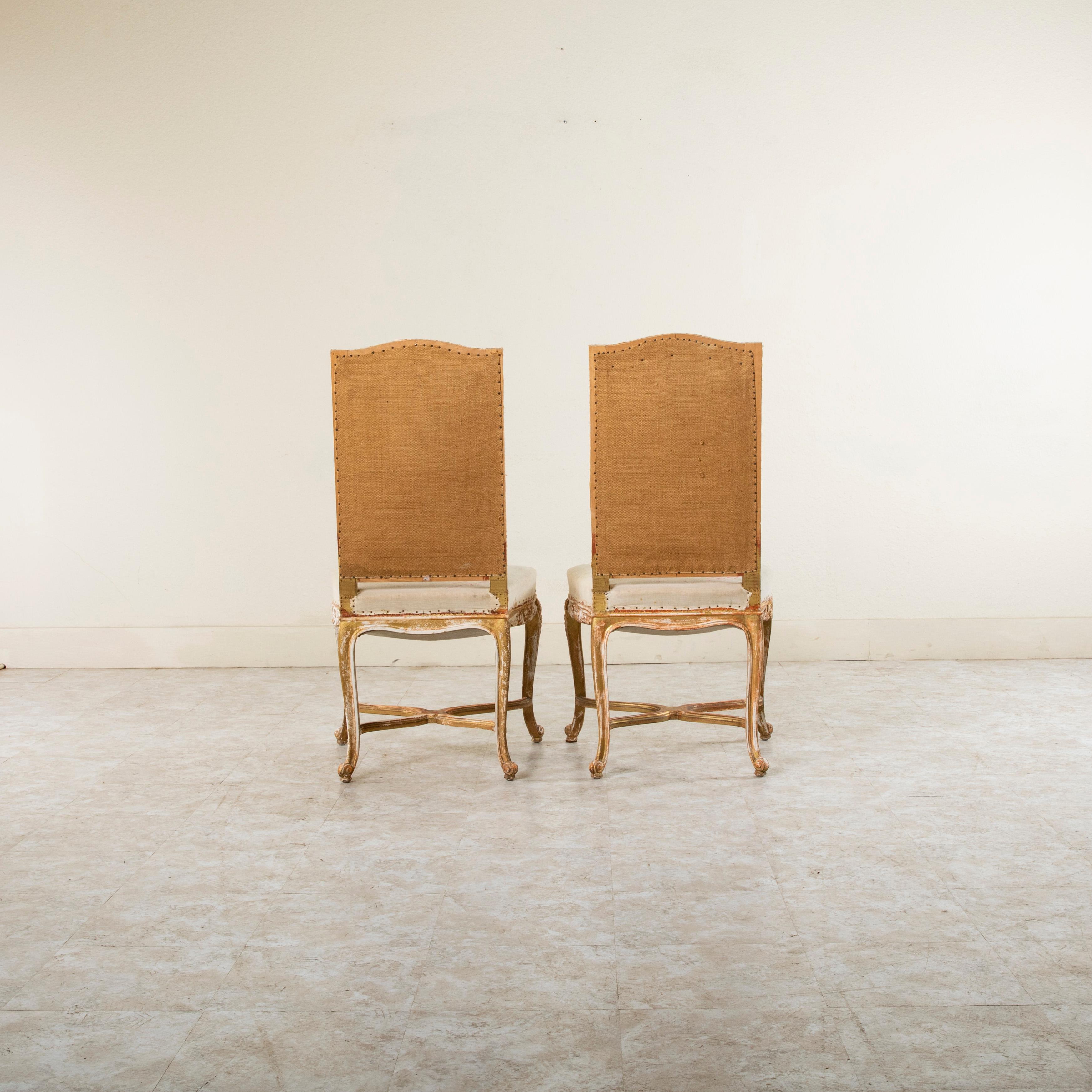 Regency Paire de chaises d'appoint de style Régence française du début du 20e siècle, peintes et sculptées à la main en vente