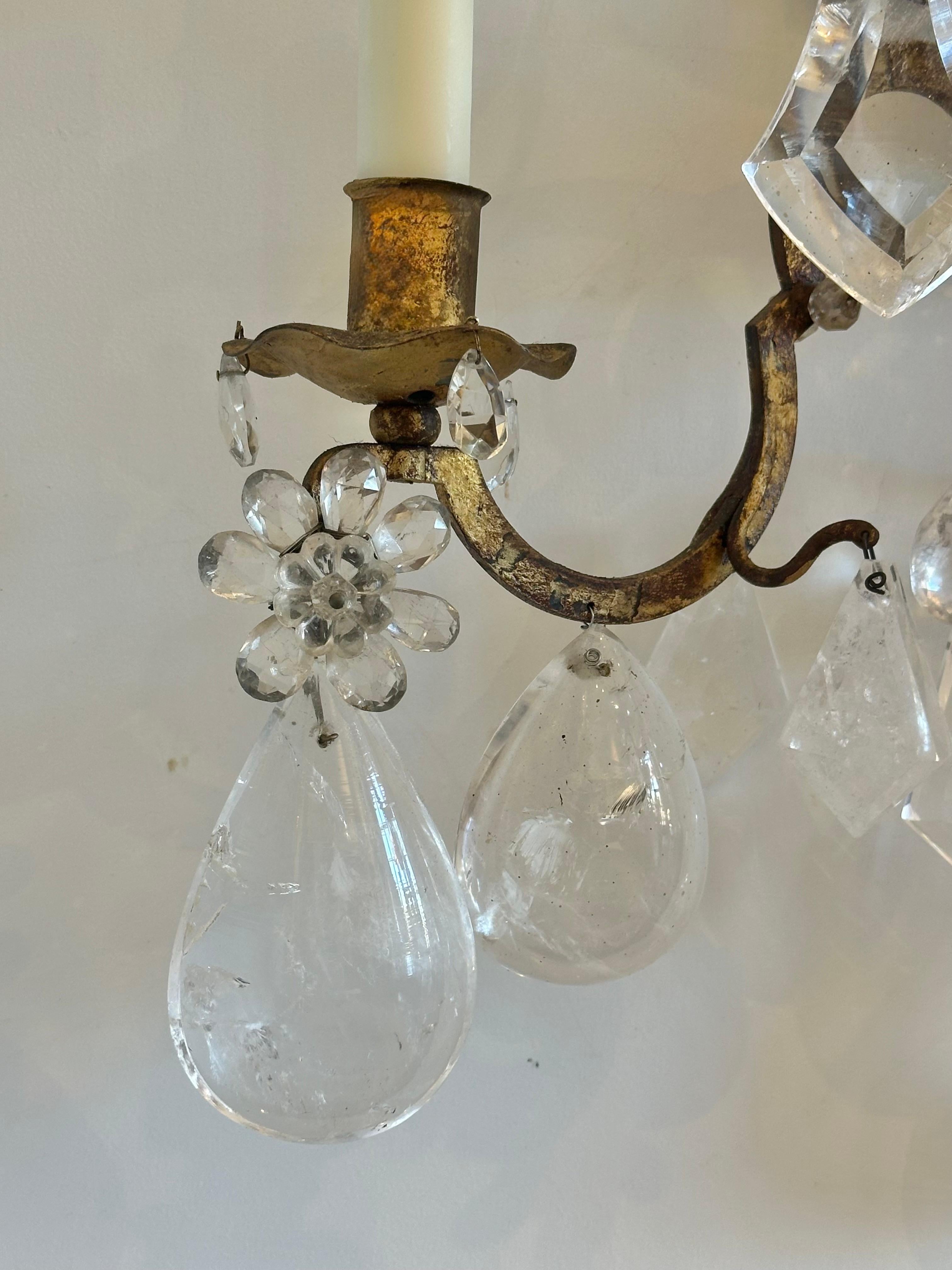 Pareja de apliques franceses de cristal de roca de principios del siglo XX Dorado en venta