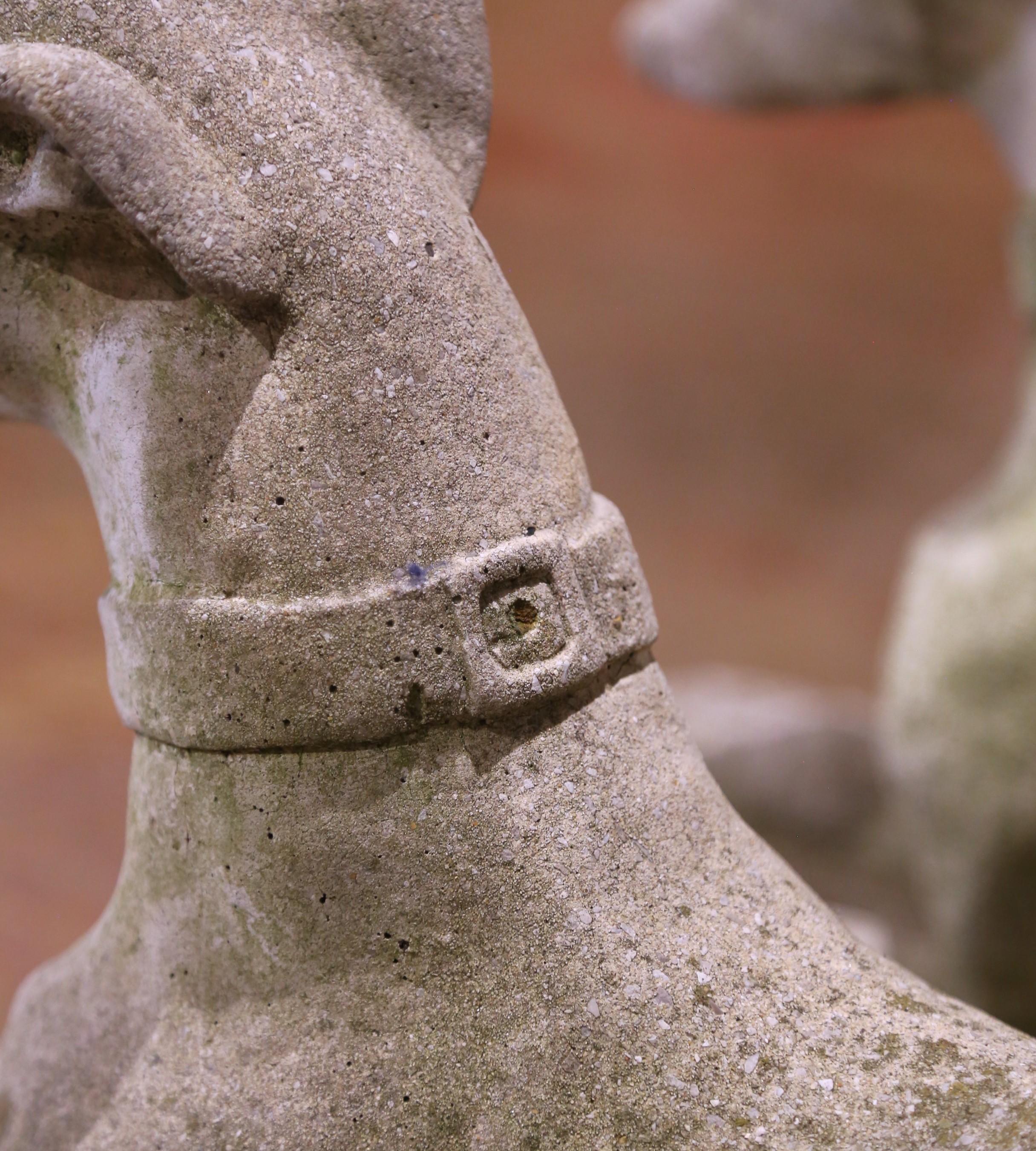 Sculpté à la main Paire de sculptures de chien en pierre moulée patinée par les intempéries, datant du début du 20e siècle.
