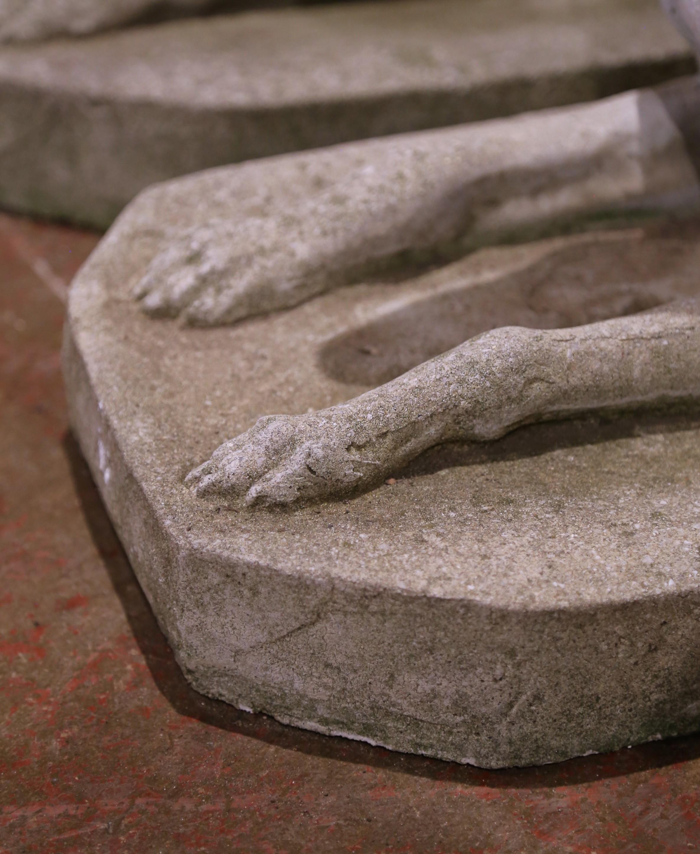 20ième siècle Paire de sculptures de chien en pierre moulée patinée par les intempéries, datant du début du 20e siècle.