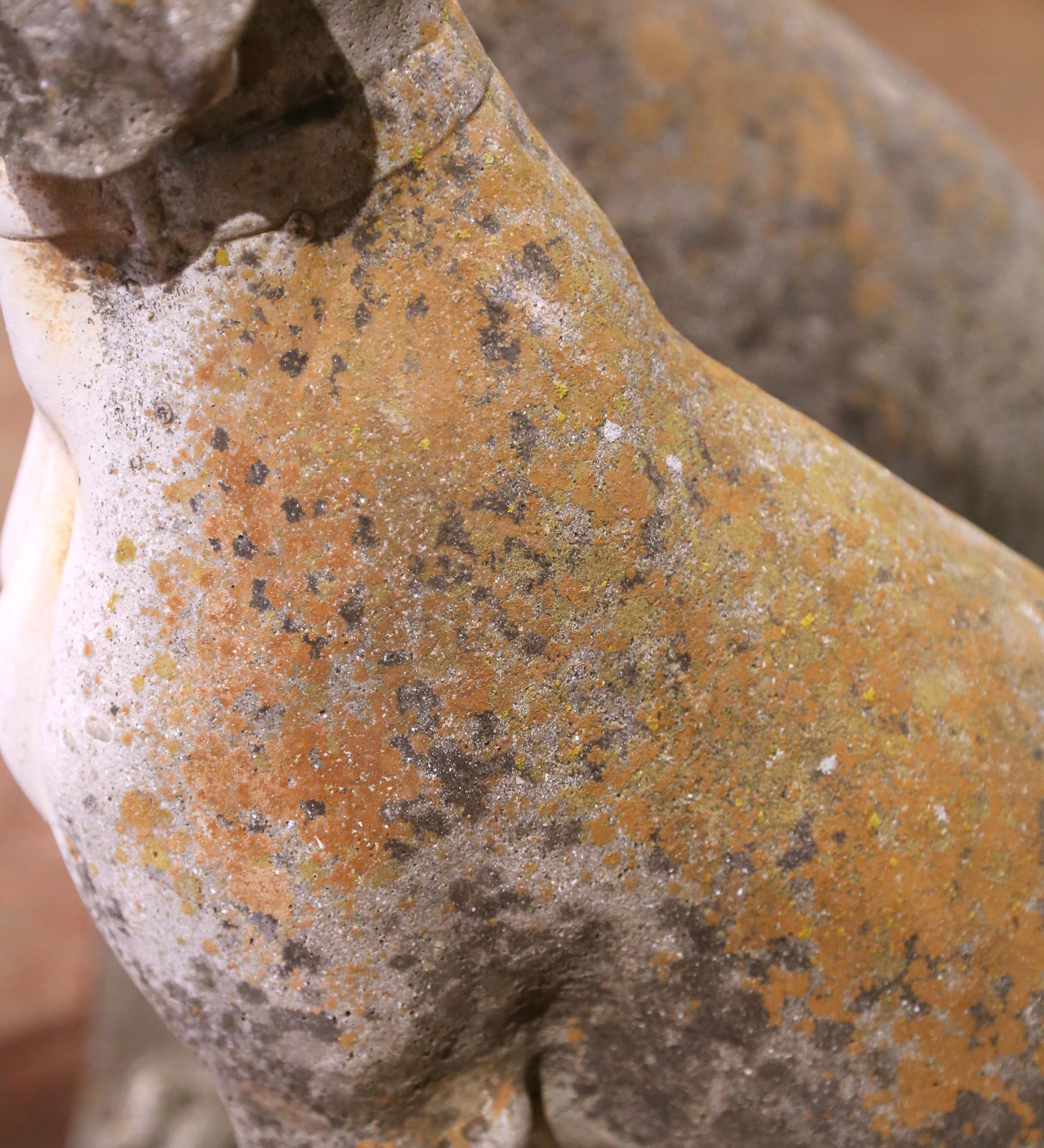 Coppia di sculture di cani in pietra fusa patinata dagli agenti atmosferici francesi dell'inizio del XX secolo in vendita 1