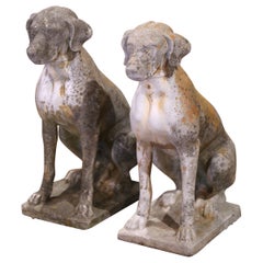 Pareja de esculturas de perro francesas de principios del siglo XX en piedra fundida patinada y envejecida