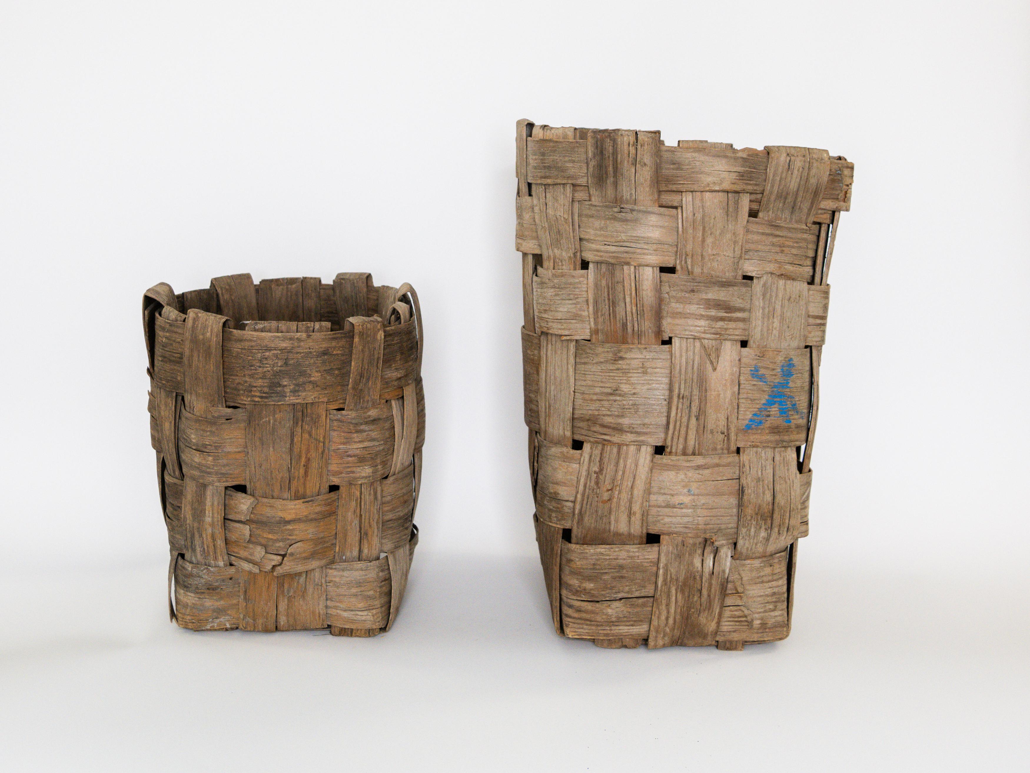 Autentici e antichi cesti da raccolto francesi intrecciati a mano da WillowHazel con segni originali dipinti e una patina ricca e invecchiata. Probabilmente è stata utilizzata per la vendemmia o la raccolta del grano nelle zone rurali della Francia.