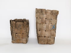 Paar französische Erntekörbe aus Weide/Hasel des frühen 20. Jahrhunderts / Gemalte Marken