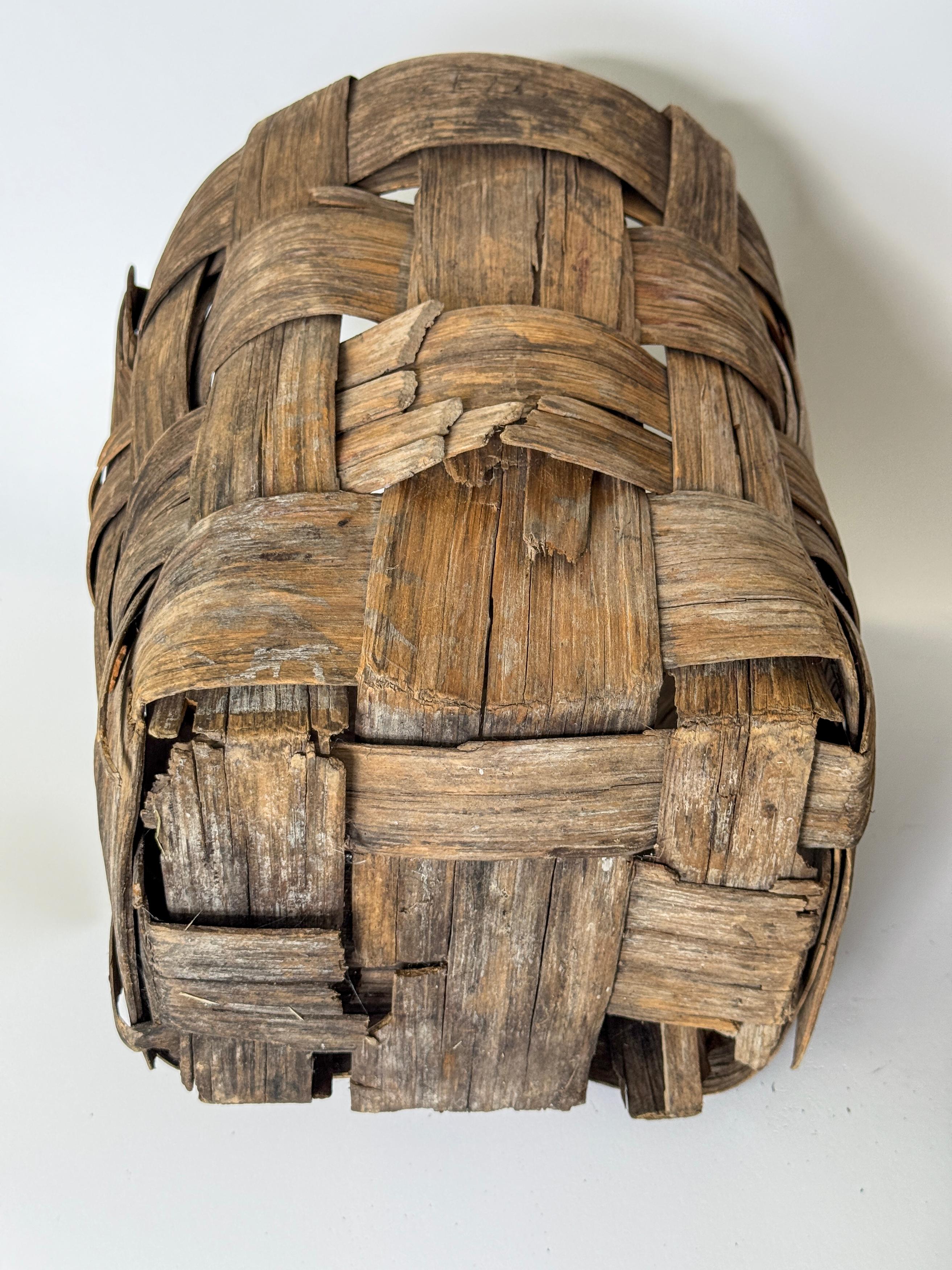 Francese Coppia di cesti da raccolto in salice e nocciolo francese dei primi del Novecento / Marchi dipinti in vendita