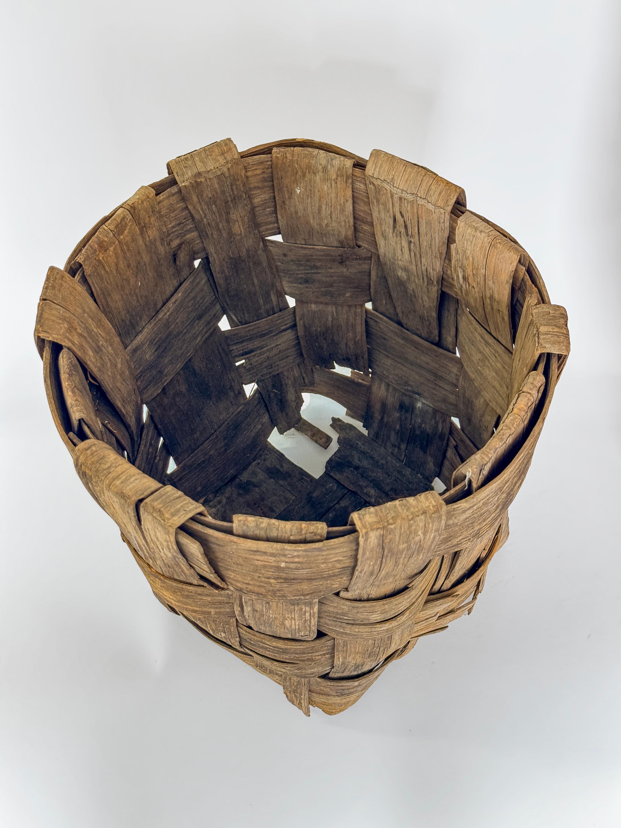 Coppia di cesti da raccolto in salice e nocciolo francese dei primi del Novecento / Marchi dipinti In condizioni buone in vendita a Wainscott, NY