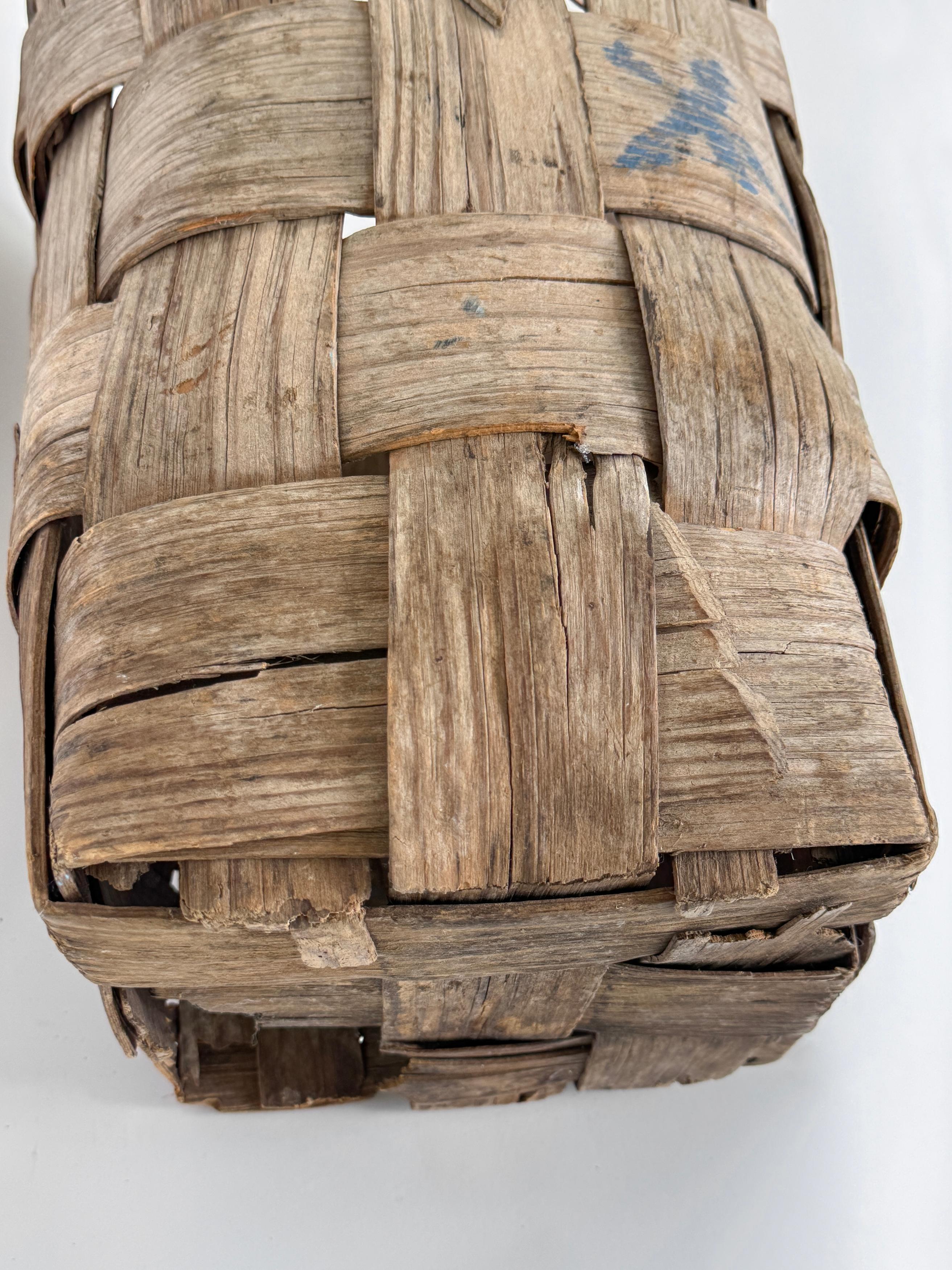 Betulla Coppia di cesti da raccolto in salice e nocciolo francese dei primi del Novecento / Marchi dipinti in vendita