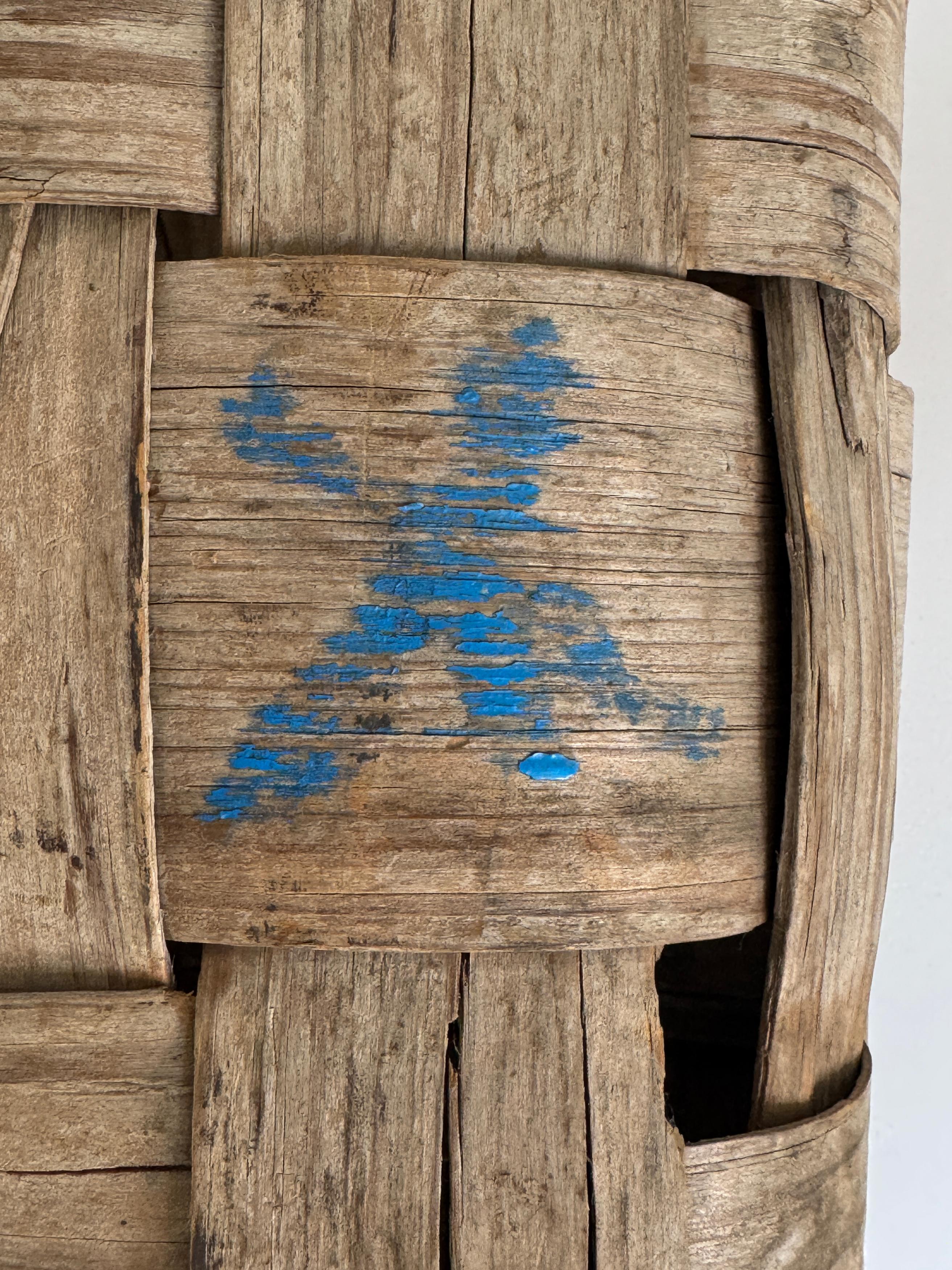 Coppia di cesti da raccolto in salice e nocciolo francese dei primi del Novecento / Marchi dipinti in vendita 1