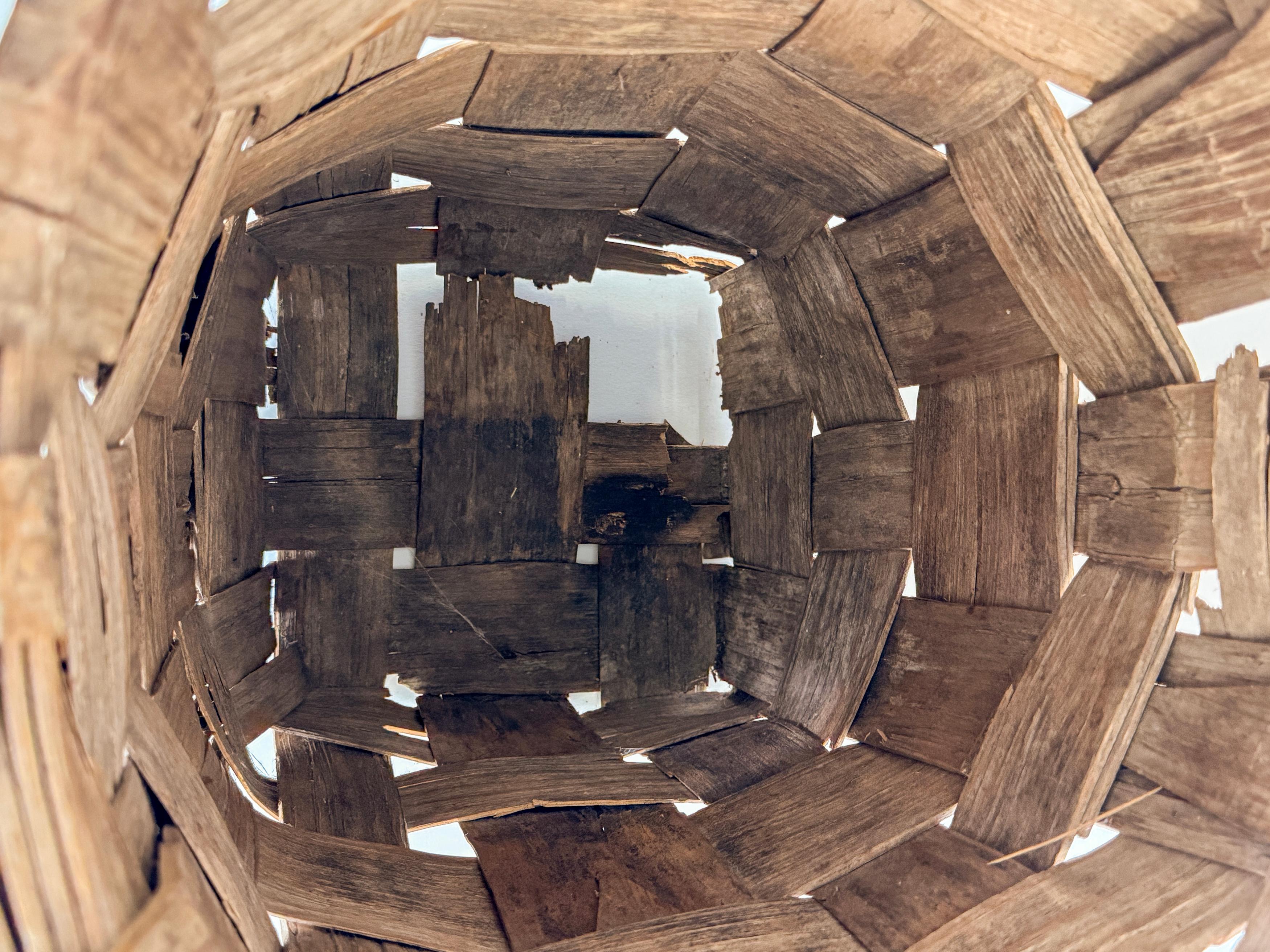 Coppia di cesti da raccolto in salice e nocciolo francese dei primi del Novecento / Marchi dipinti in vendita 2