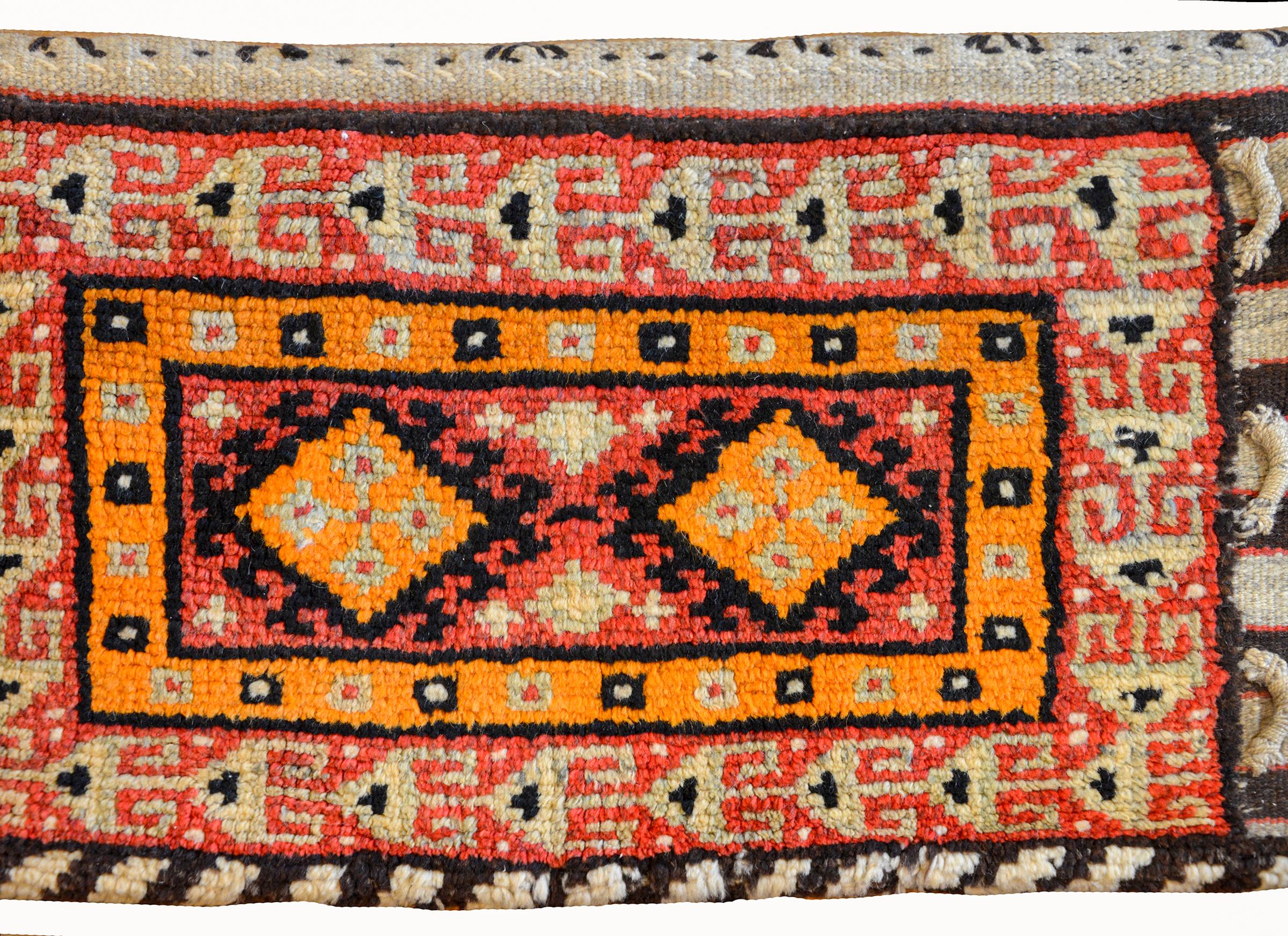 Paar Gabbeh Grain-Taschenteppiche des frühen 20. Jahrhunderts (Persisch) im Angebot