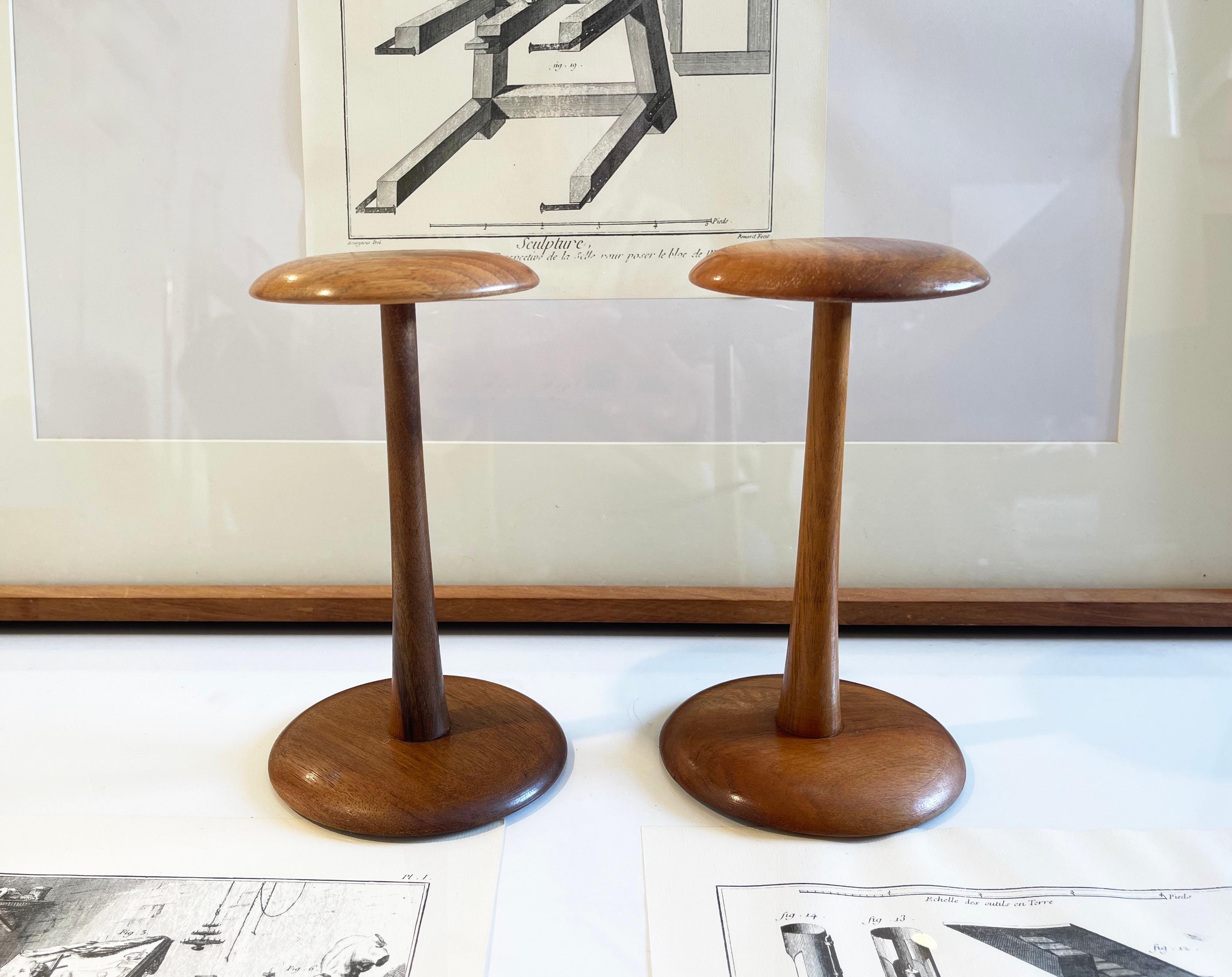 Ein Paar deutsche Hutständer aus Nussbaumholz des frühen 20. Jahrhunderts, Milliner's Shop Display im Angebot 3