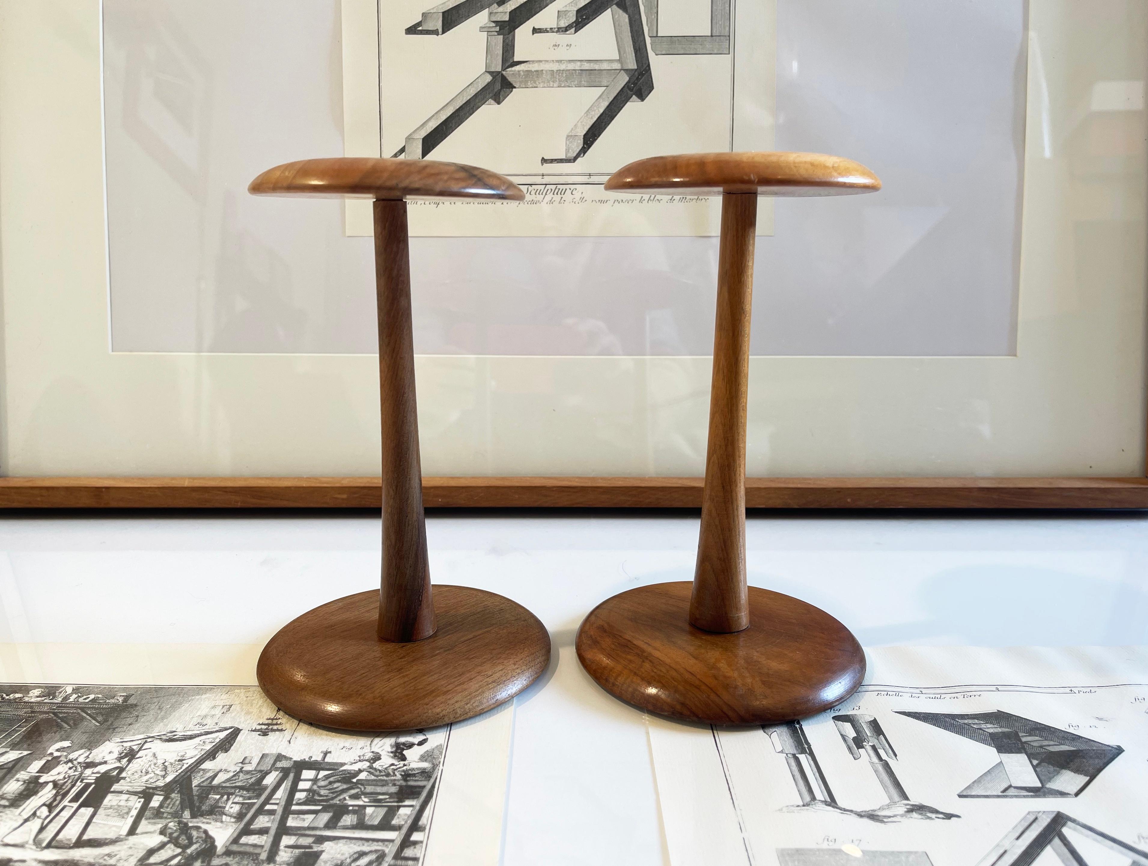 Ein Paar deutsche Hutständer aus Nussbaumholz des frühen 20. Jahrhunderts, Milliner's Shop Display (Deutsch) im Angebot