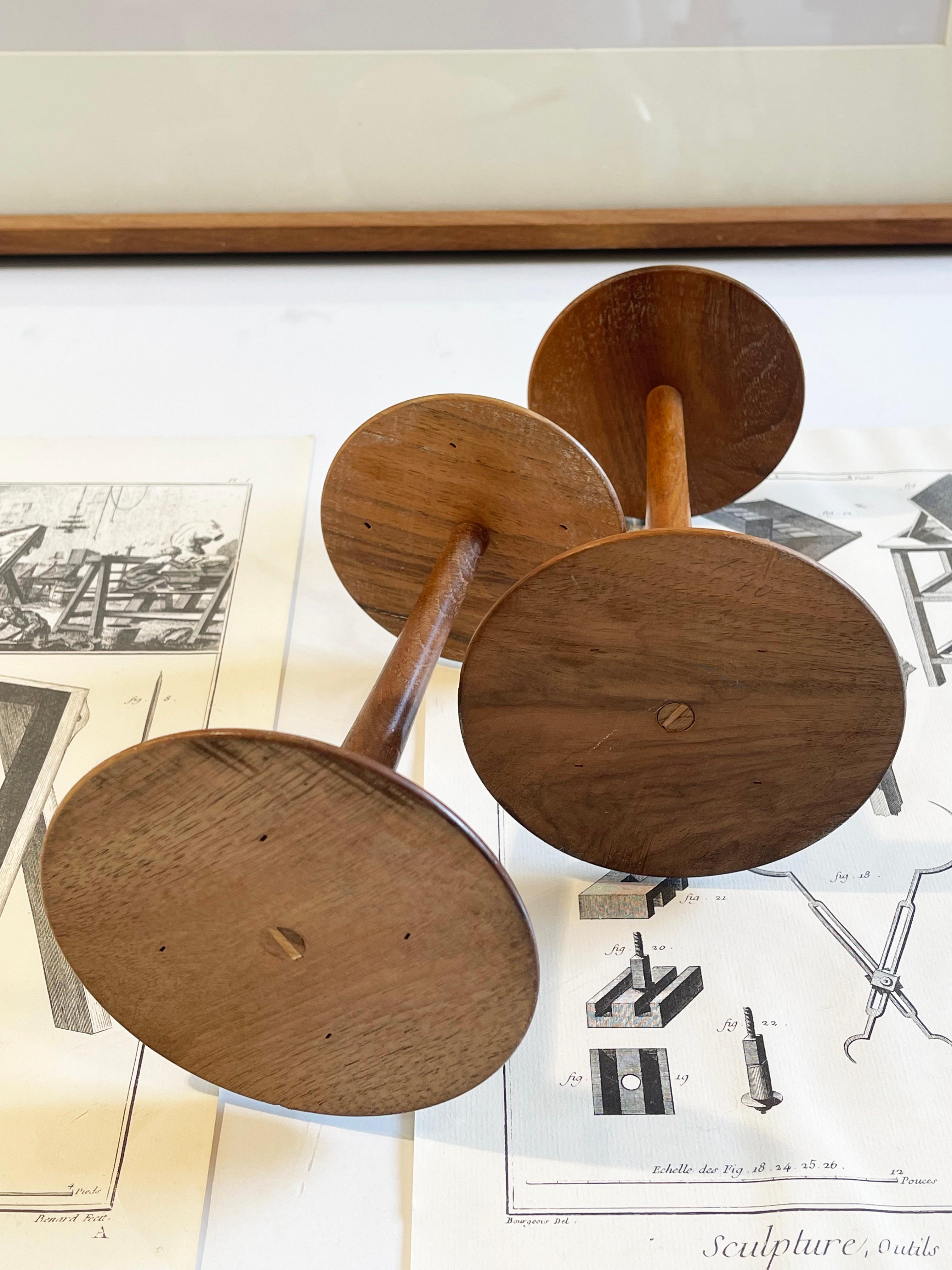 Ein Paar deutsche Hutständer aus Nussbaumholz des frühen 20. Jahrhunderts, Milliner's Shop Display im Angebot 2