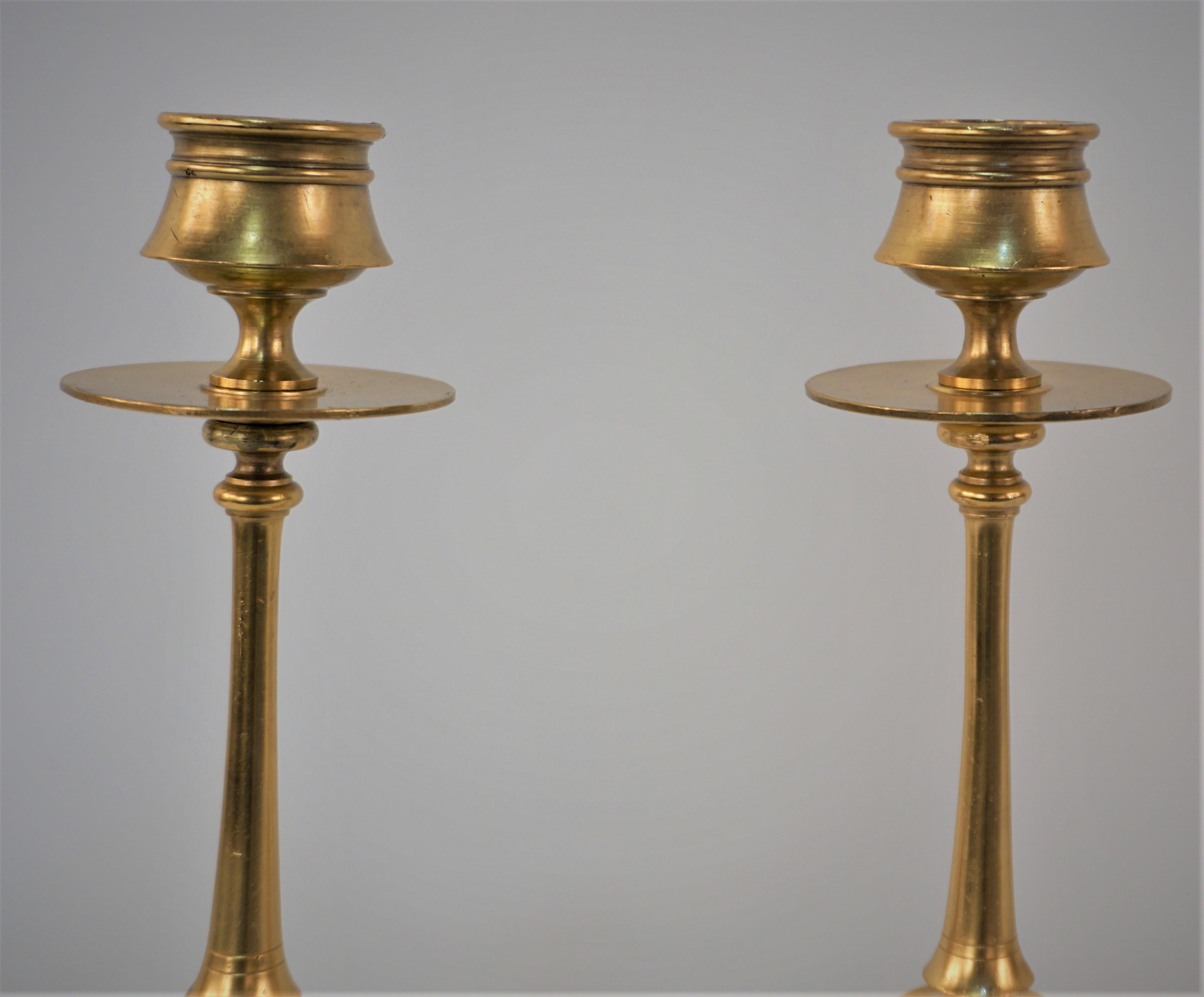 Paar Kerzenständer aus vergoldeter Bronze des frühen 20. Jahrhunderts. (Vergoldet) im Angebot