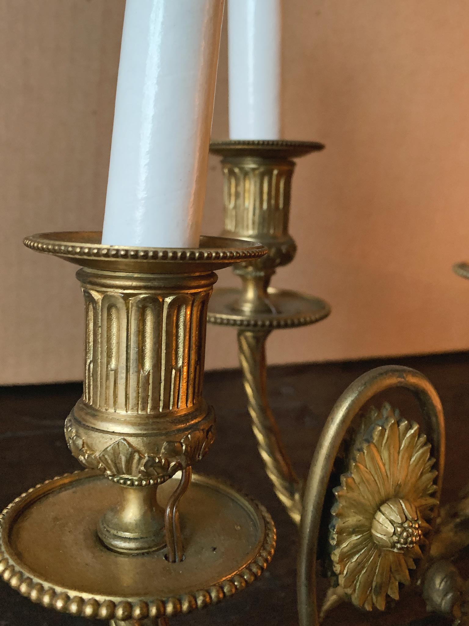 Paire de lustres en bronze doré du début du XXe siècle en vente 4