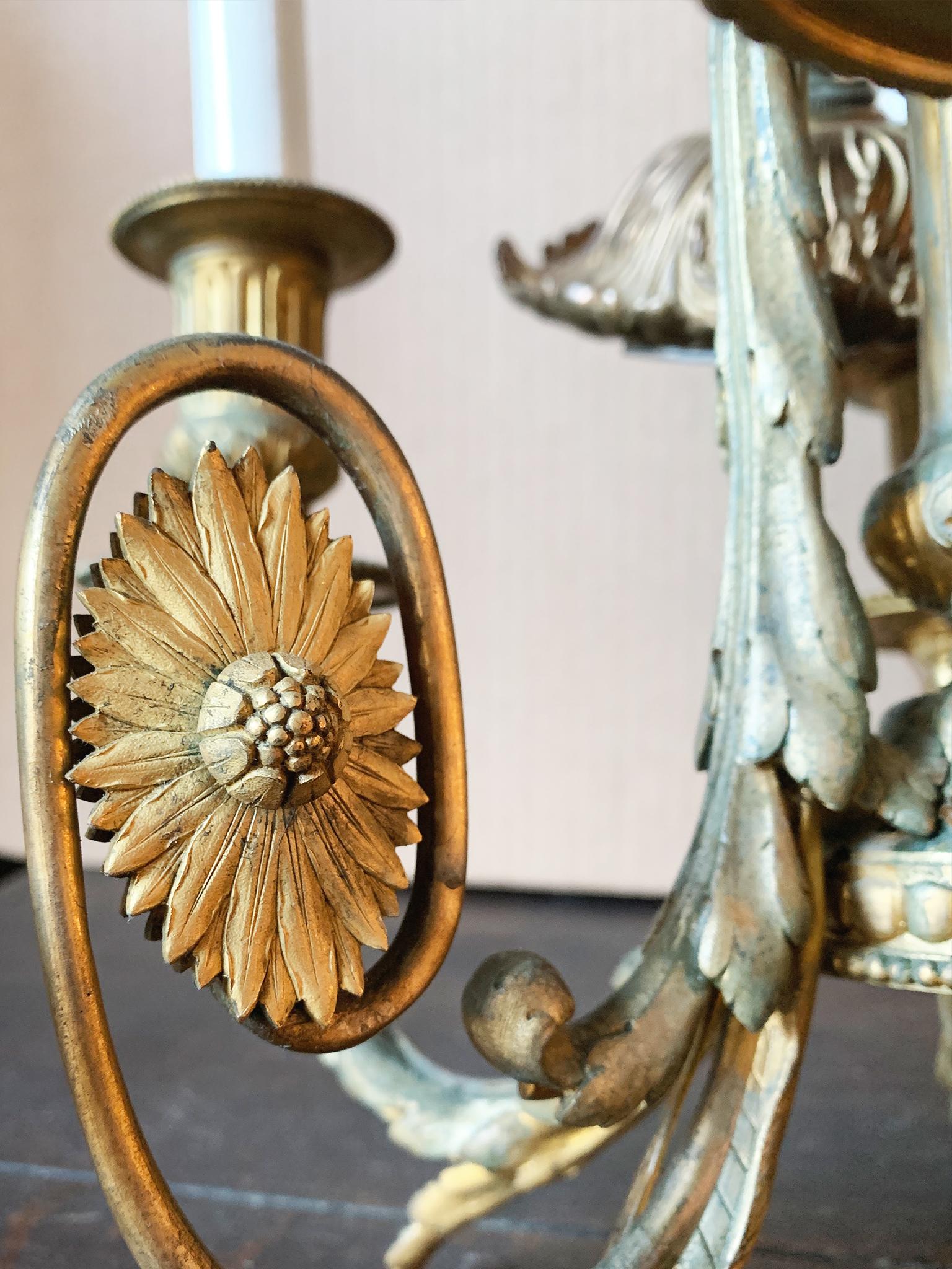 Paire de lustres en bronze doré du début du XXe siècle en vente 6