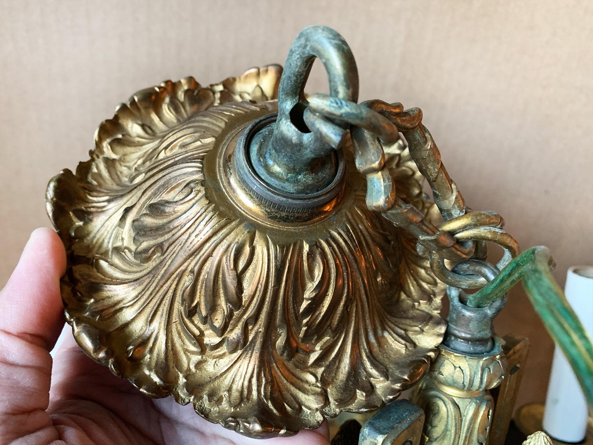 Paire de lustres en bronze doré du début du XXe siècle Bon état - En vente à New York, NY