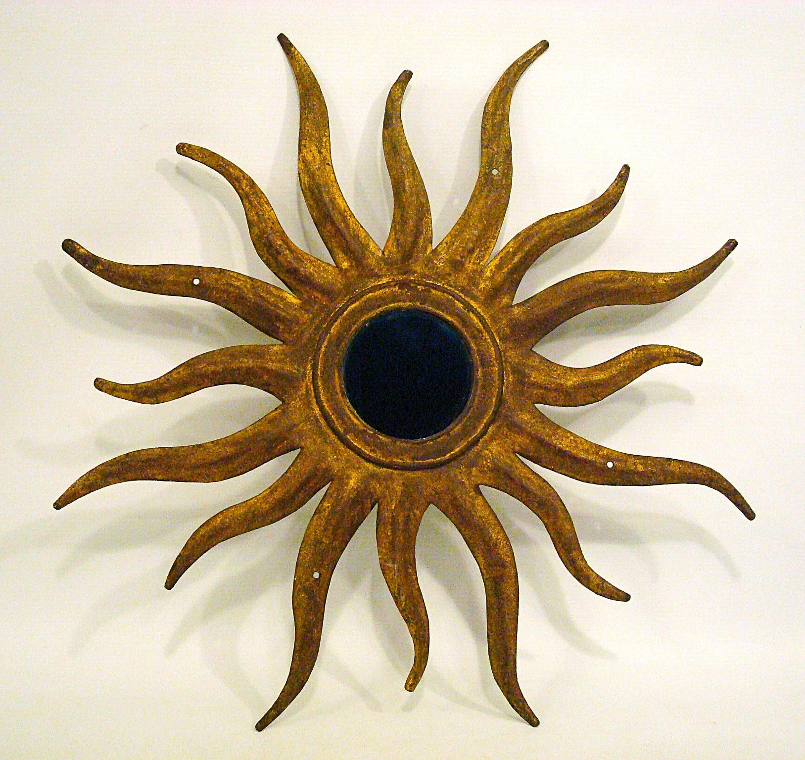 Coppia di specchi a raggiera in metallo dorato dei primi del Novecento. Francia.
Specchi francesi in metallo dorato a raggiera larghi 20 pollici, Francia, anni '30-'40.
Bellissima coppia di specchi a raggiera. 
Bella patina d'epoca.
Da posizionare