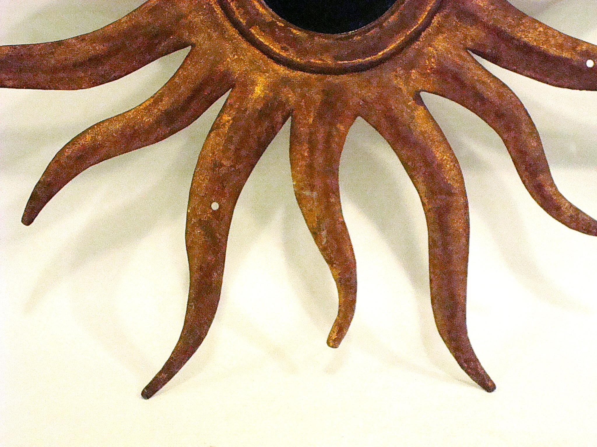 Mid-Century moderno Coppia di specchi a raggiera in metallo dorato dei primi del Novecento. Francia in vendita