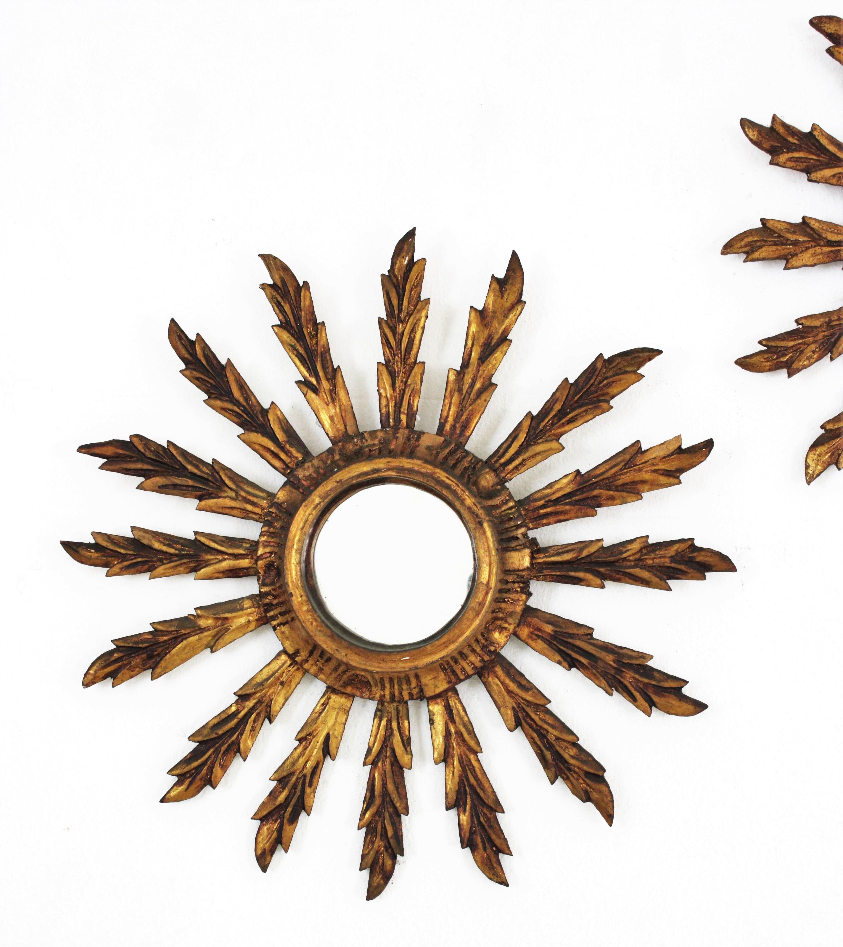 Pair of Early 20th Century Giltwood Mini Sunburst Mirrors  In Good Condition In Barcelona, ES