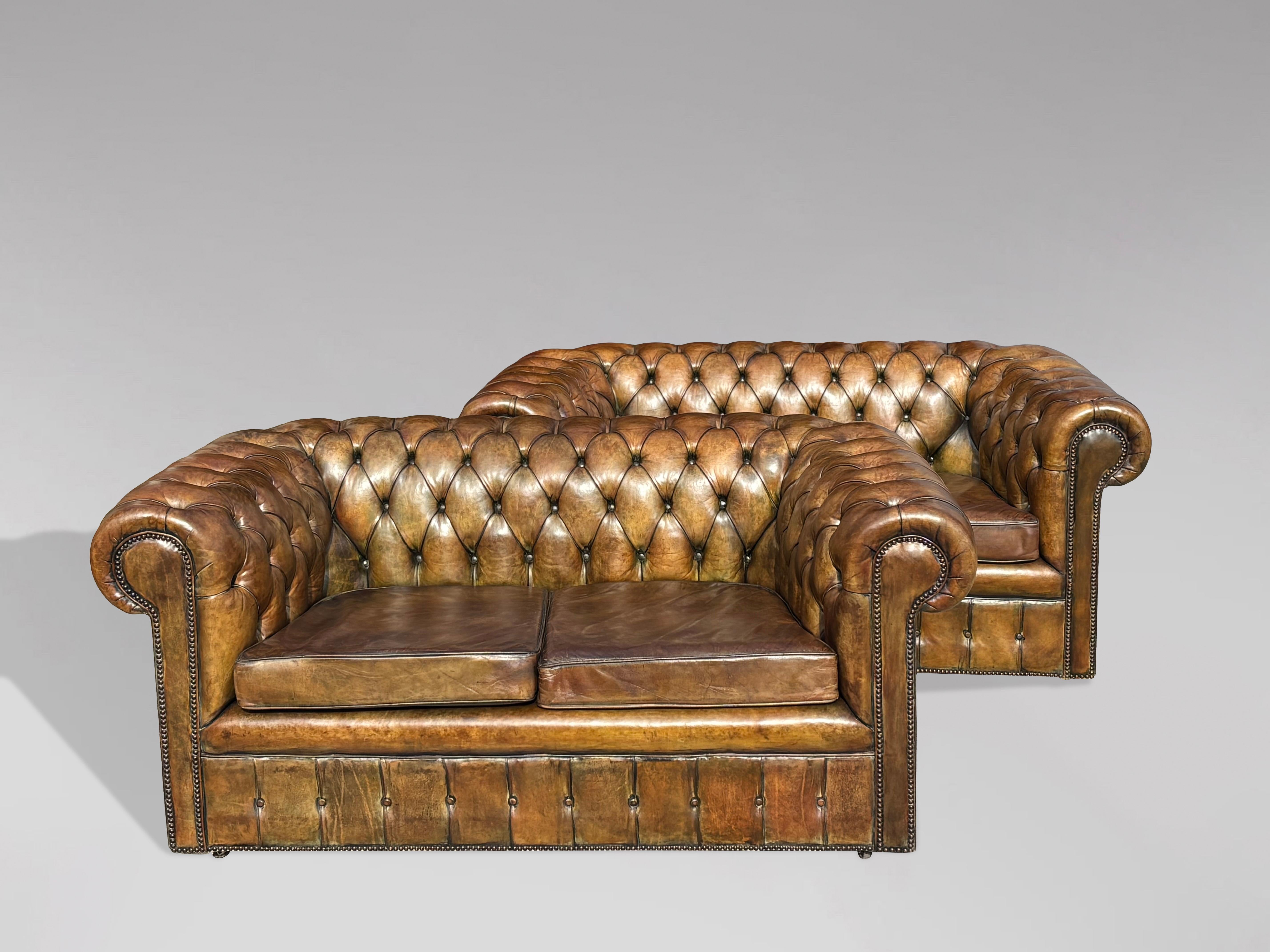 Late Victorian Pair of Early 20th Century Green Leather 2-Seater Chesterfields For Sale