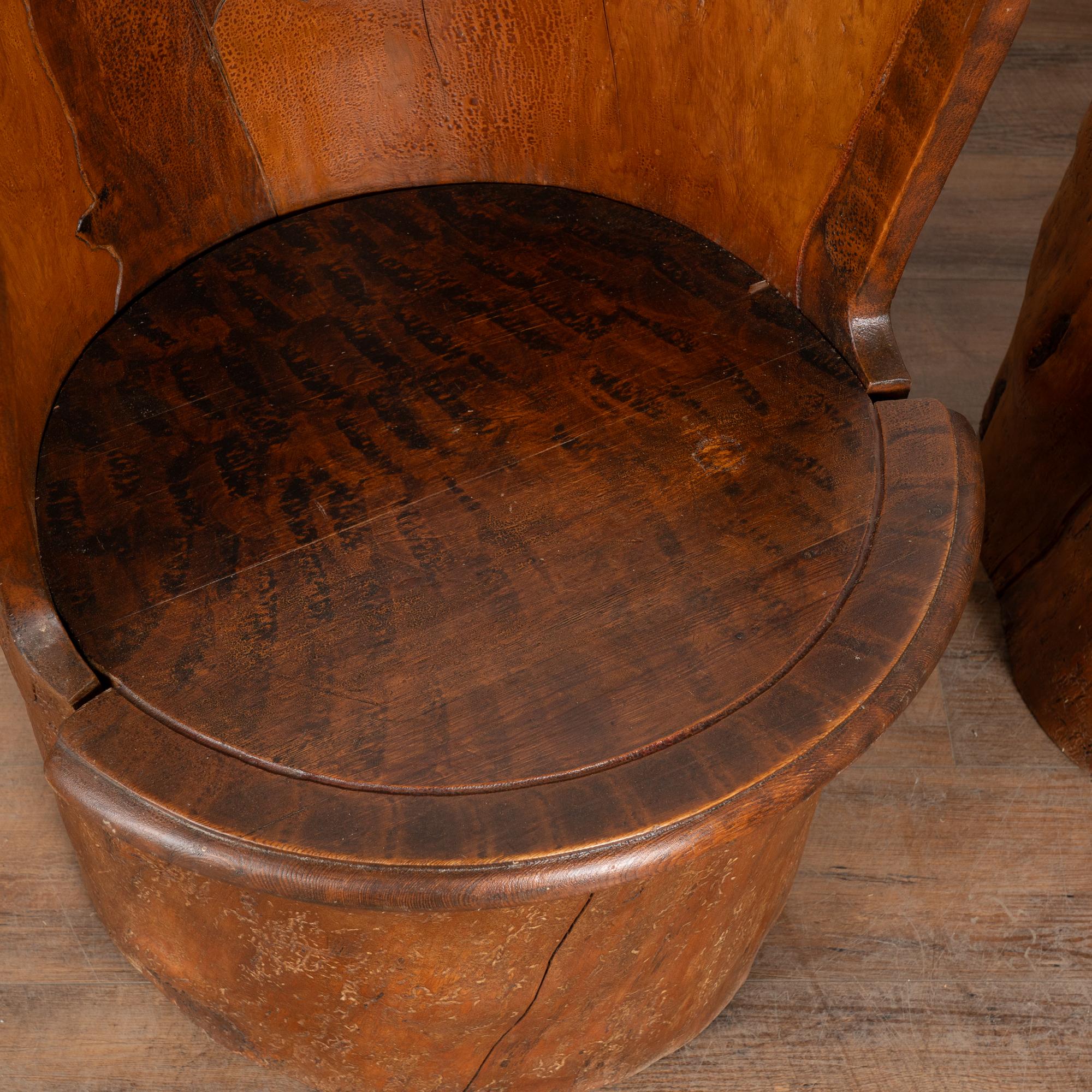 Paire de tabourets en rondins sculptés à la main 